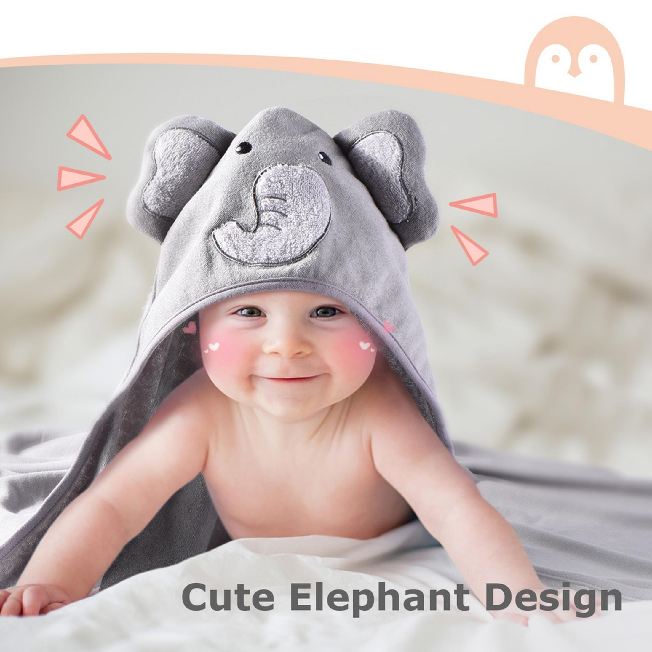 Un bambino con asciugamano a cappuccio da elefante grigio, guance rosa.