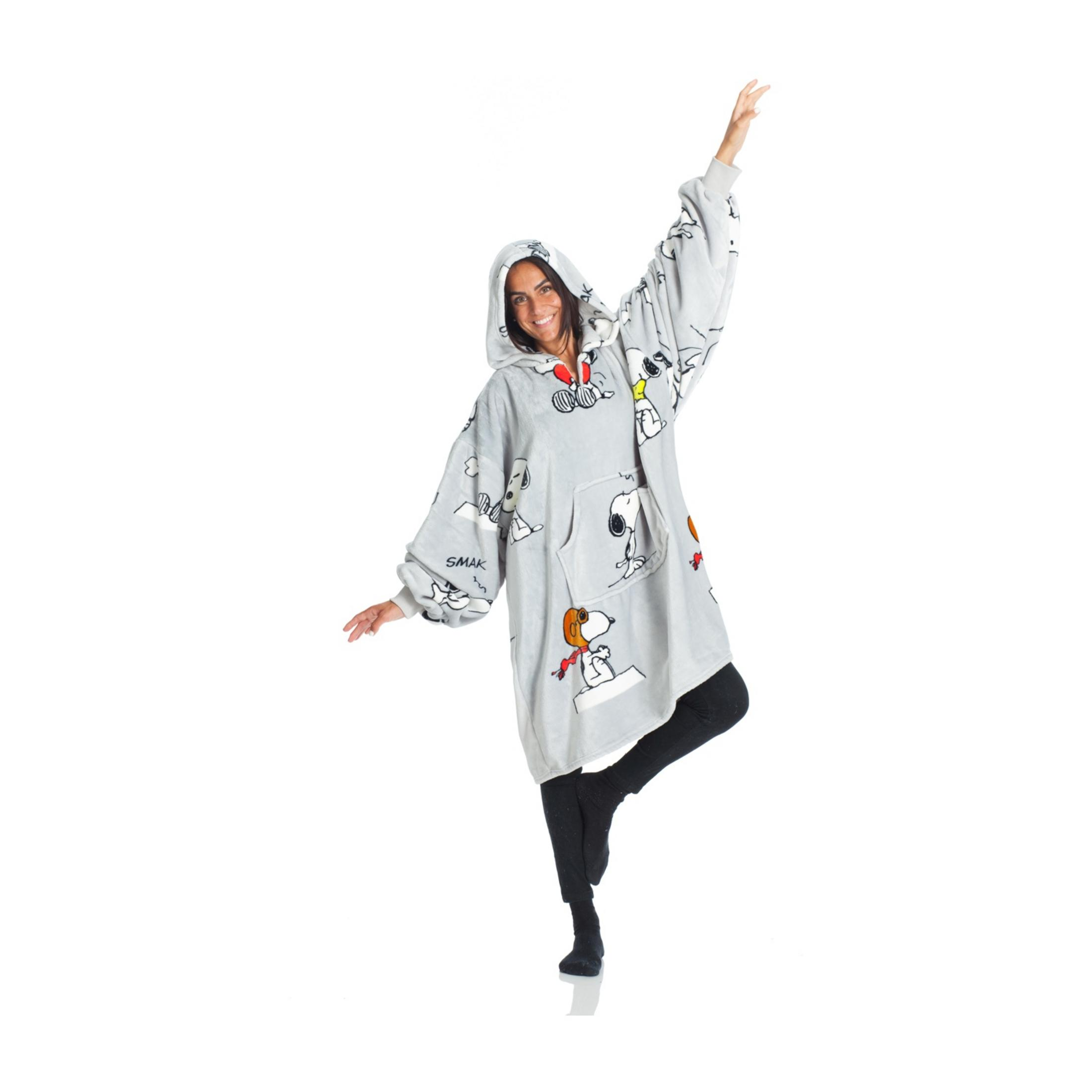 Una donna con felpa grigia Snoopy con un braccio teso.