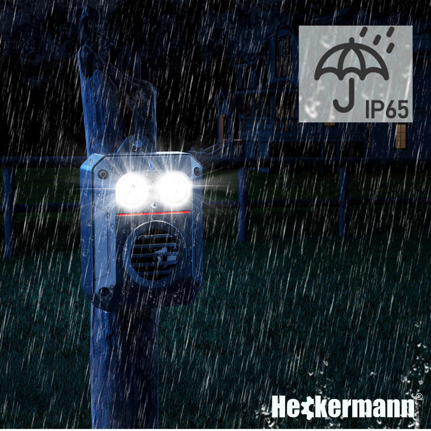 Wodoodporne urządzenie ze światłami i głośnikiem zamontowane na drewnianym słupku w deszczu.