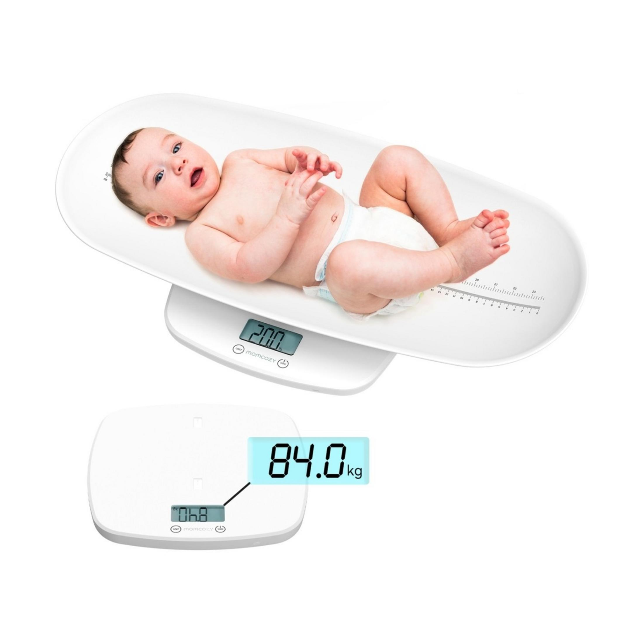 Un bebé yace en una báscula digital que muestra 2.00.
