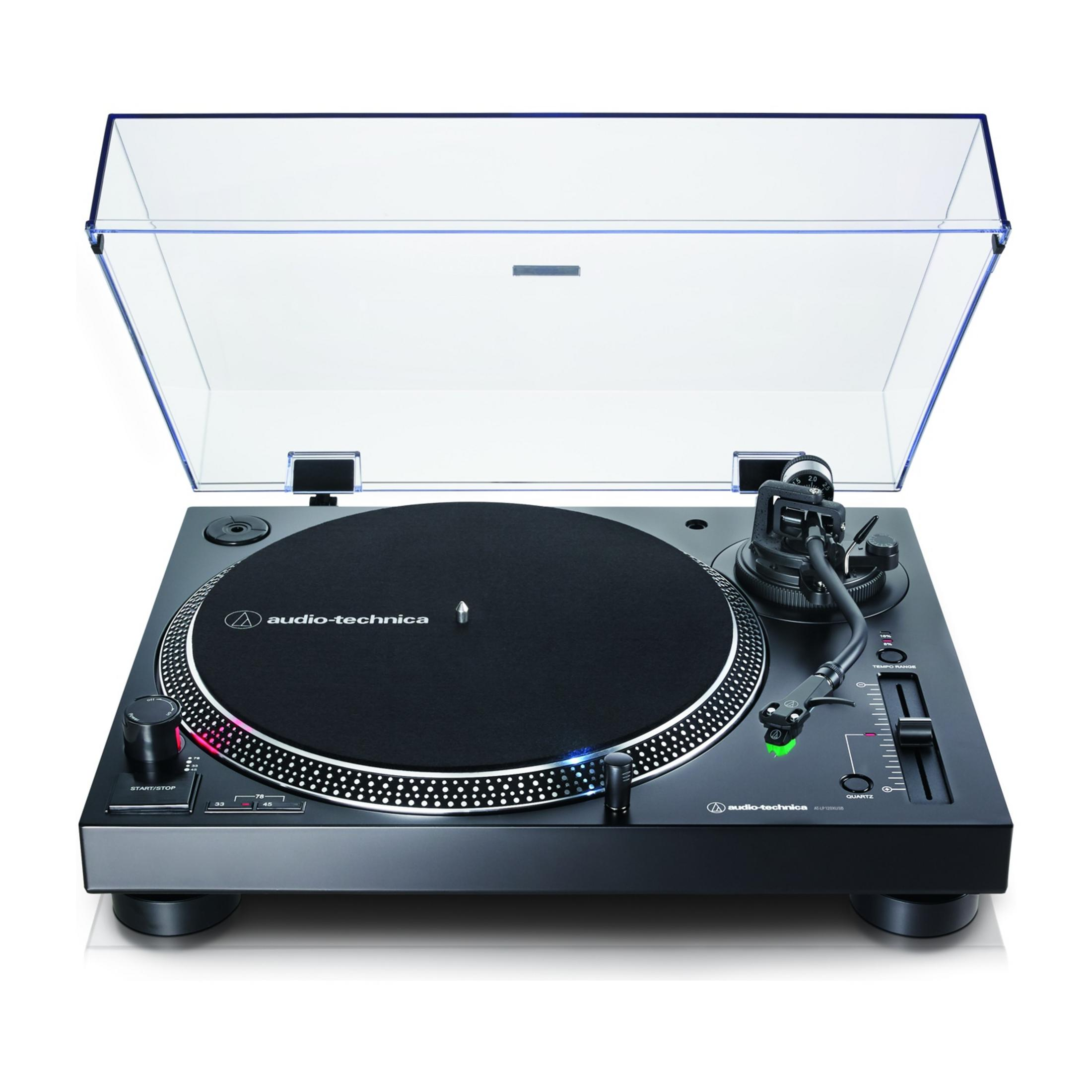 Czarny gramofon z przezroczystą pokrywą i ramieniem.