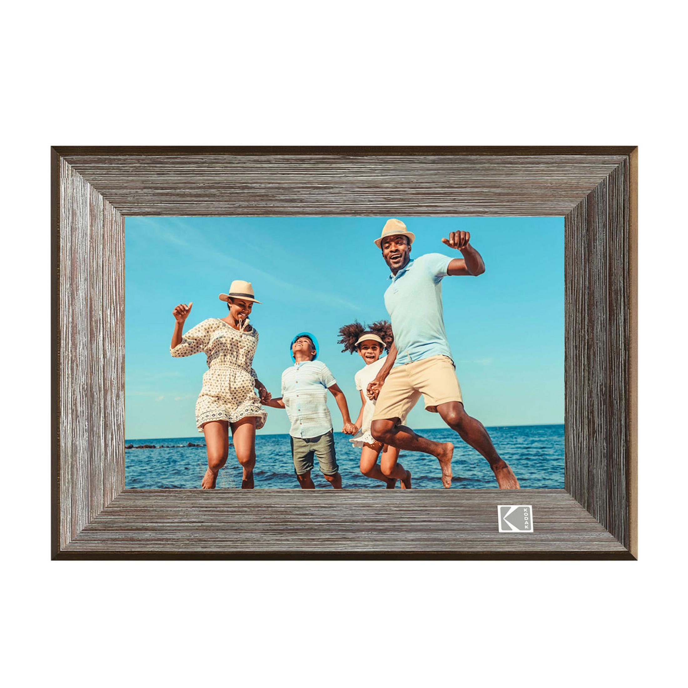 Famiglia che salta nel mare, padre, madre, figlio, figlia, cappelli estivi, cielo blu.