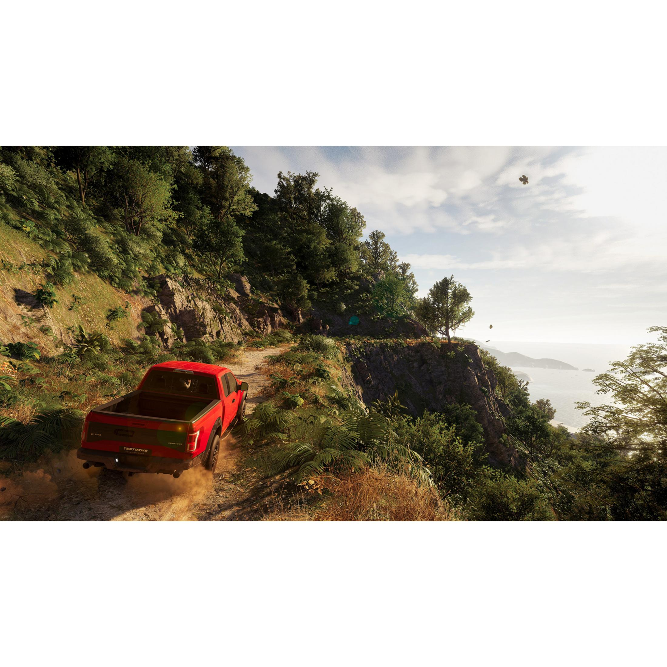 Un pick-up rosso percorre una strada costiera polverosa con vegetazione lussureggiante.