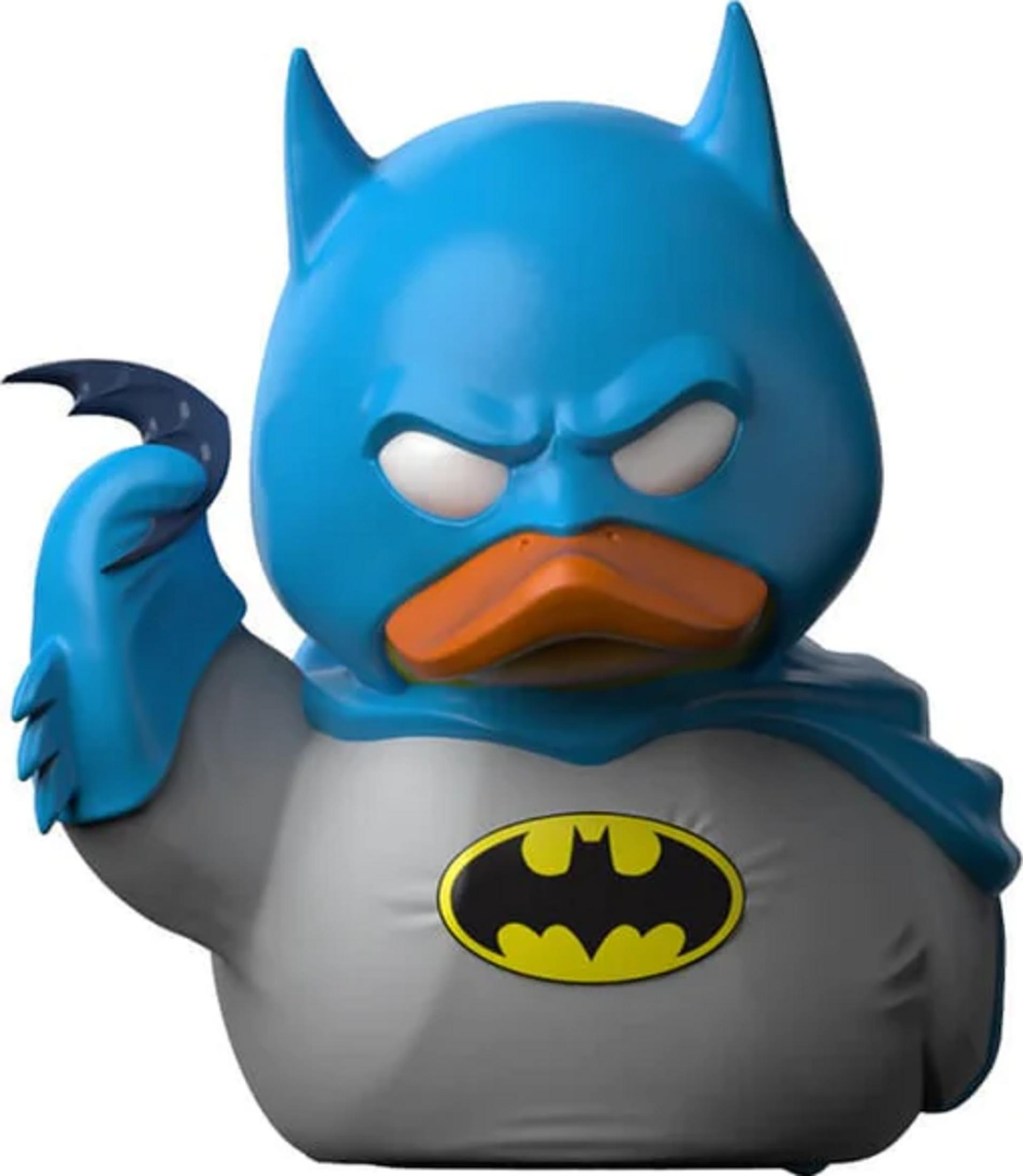 Eine Batman-Gummiente mit blauem Umhang und gelbem Emblem auf dem grauen Anzug.