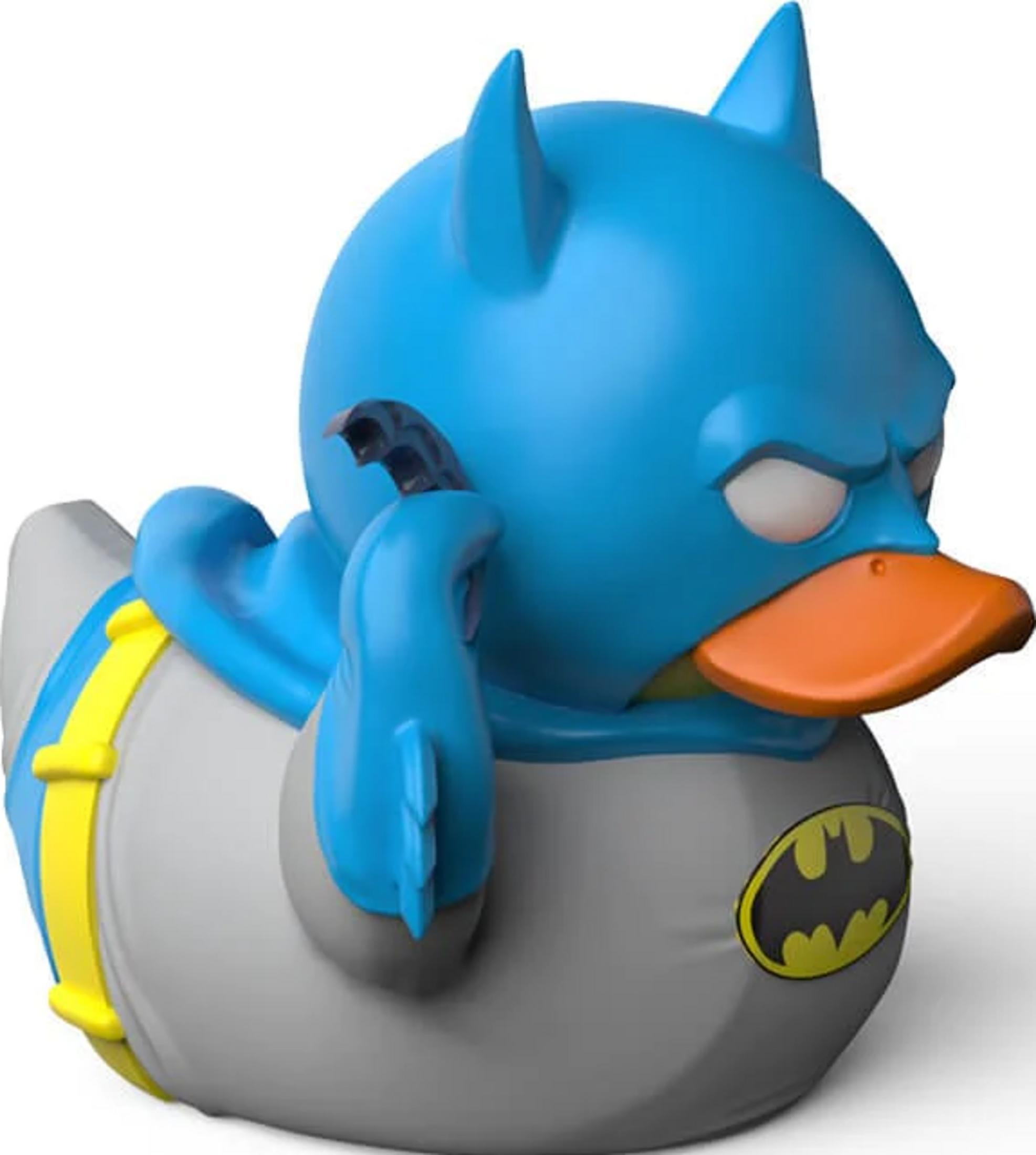 Eine blaue Batman-Gummiente mit Umhang und gelbem Gürtel.
