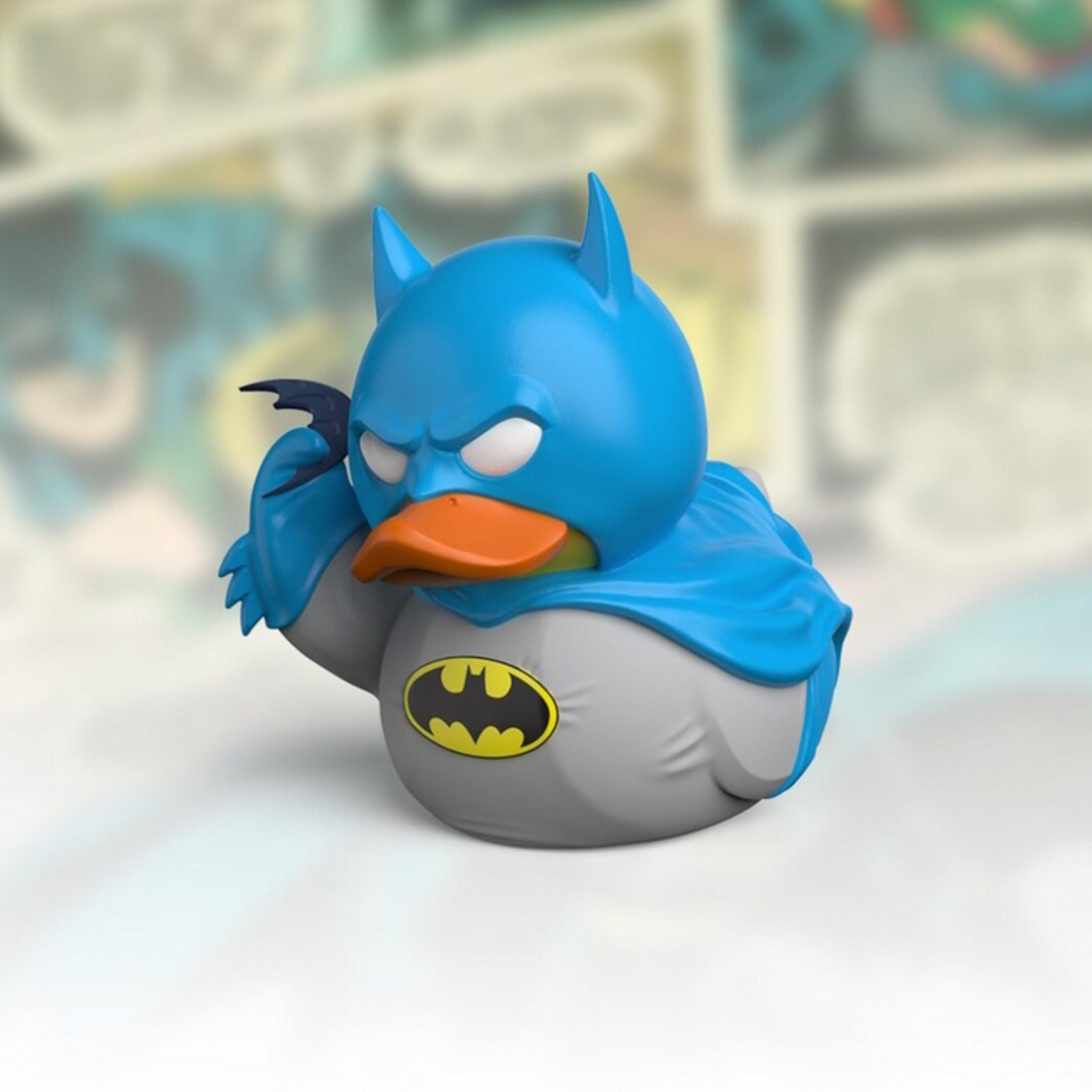 Eine Batman-Gummiente mit blauer Maske, Kapuze und gelbem Batman-Logo.
