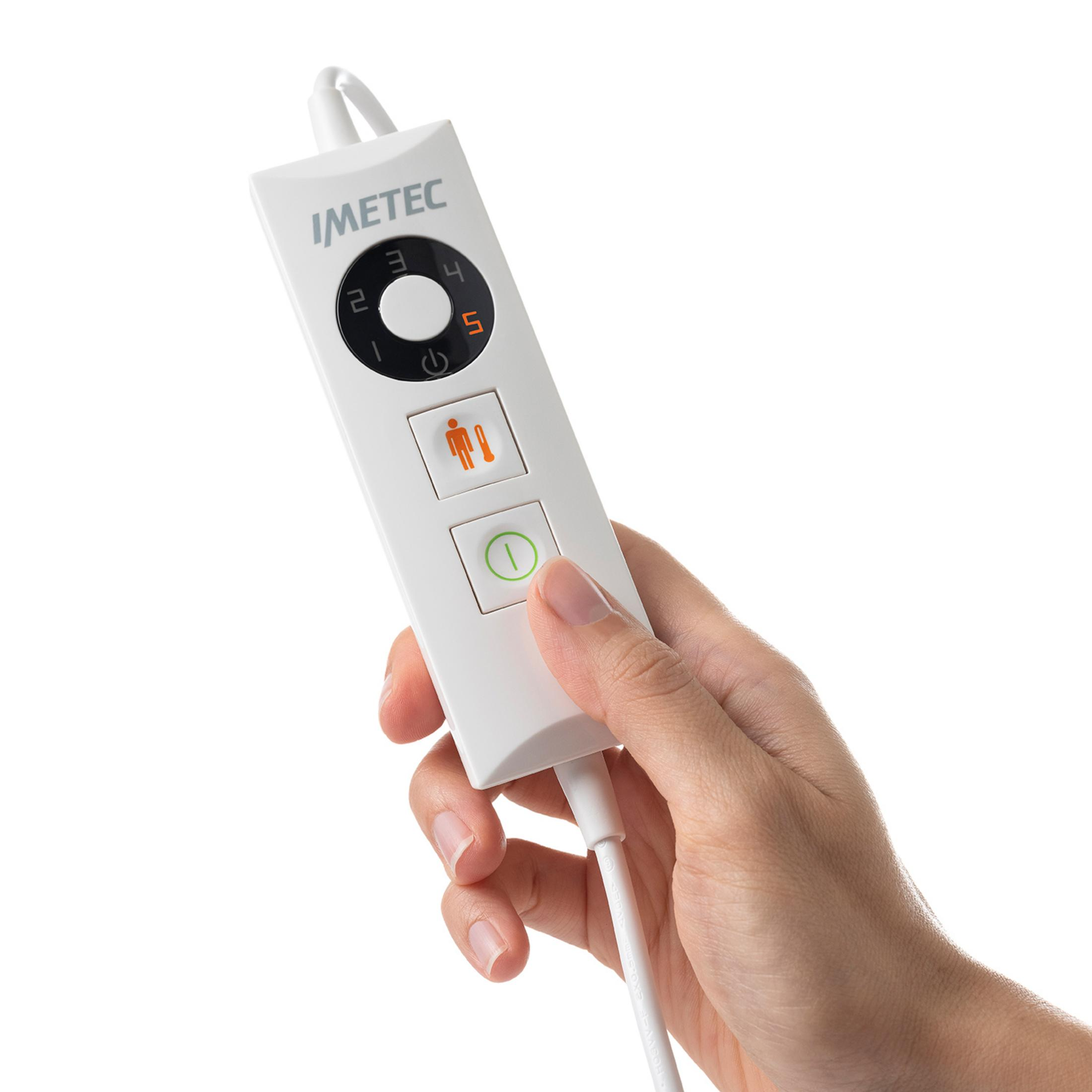 Una mano tiene un'unità di controllo bianca con pulsanti e display.