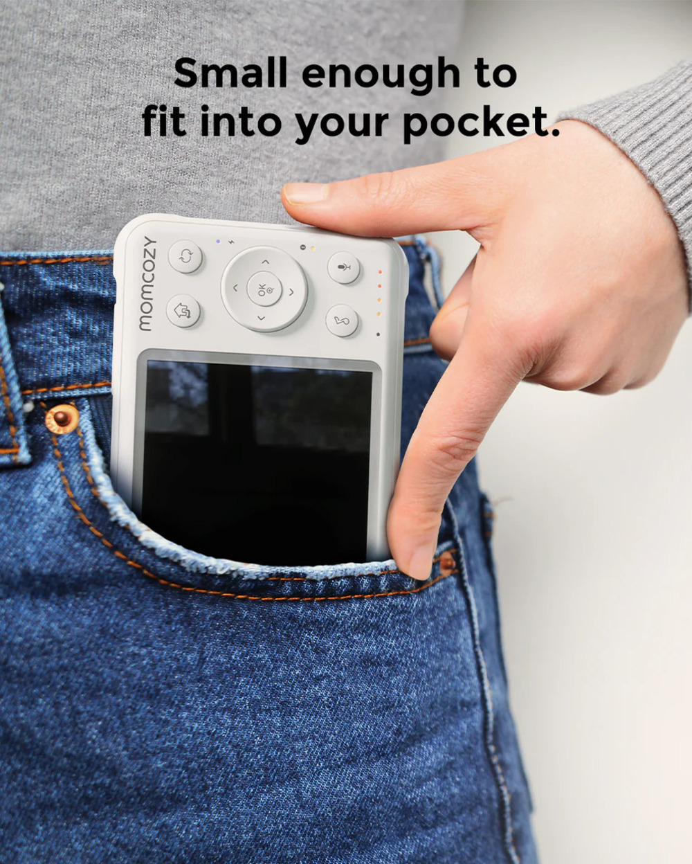 Ein weißes Gerät mit Bildschirm wird in eine Jeans-Tasche gesteckt.