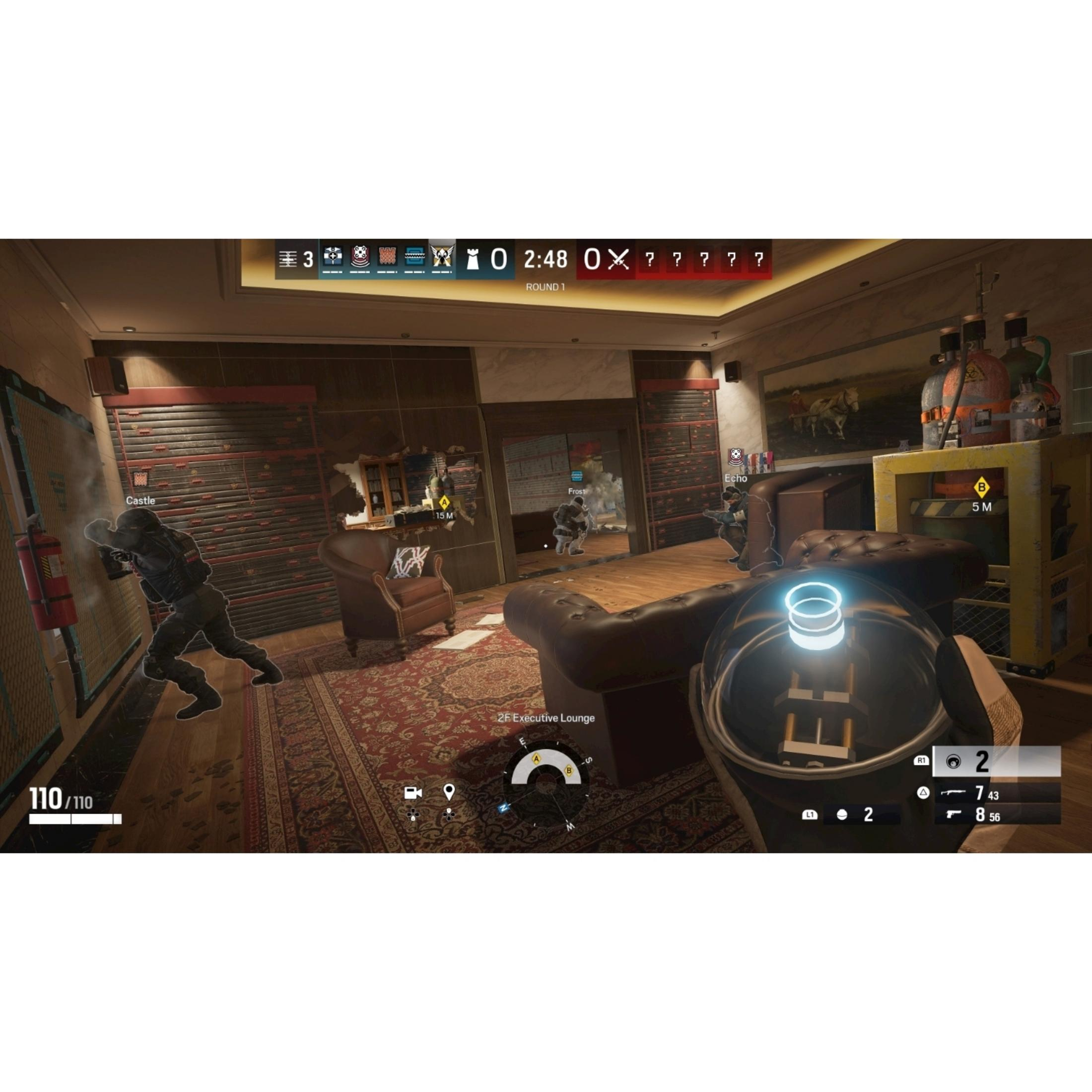 Giocatori in una stanza con mobili e HUD di gioco. Un giocatore blocca una porta.