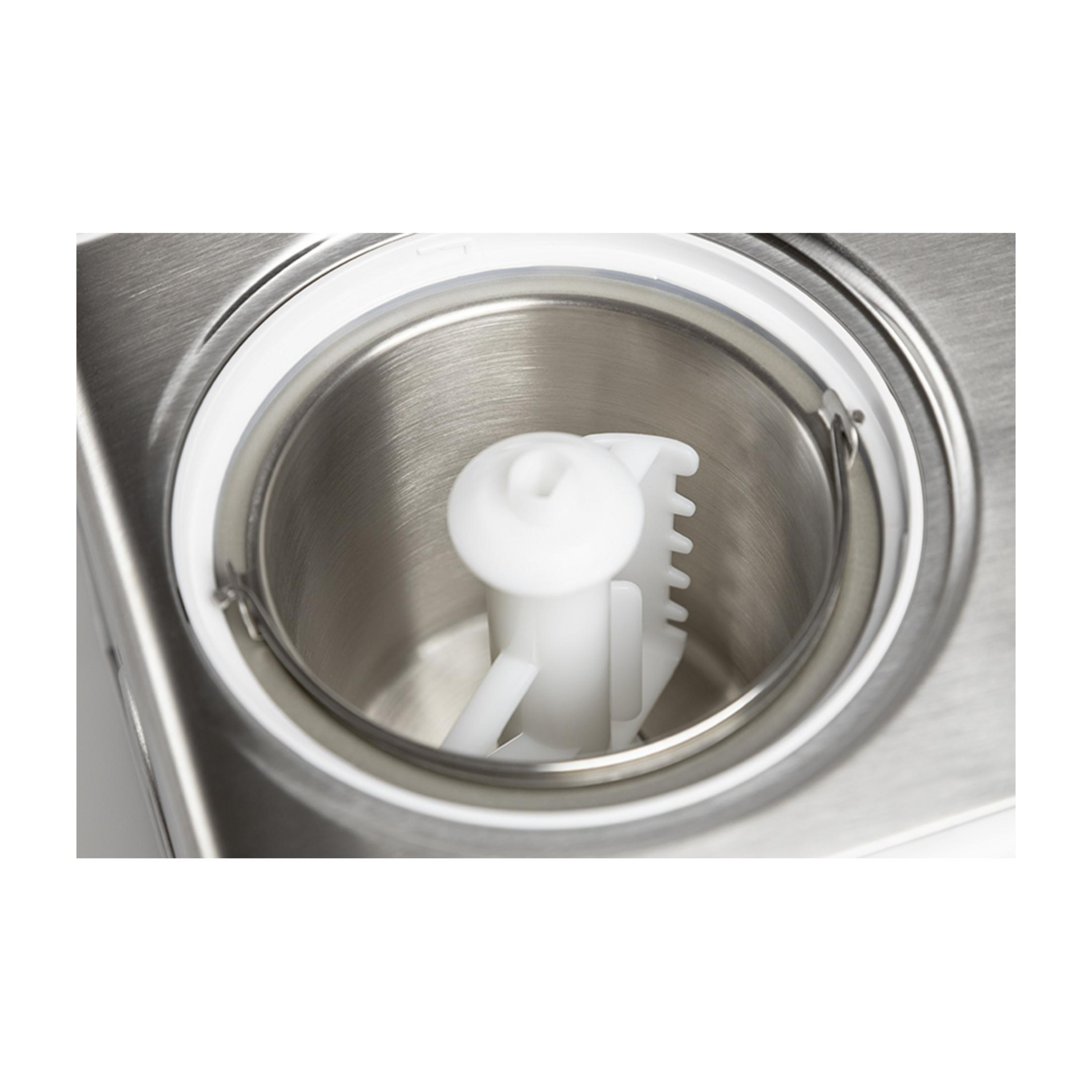 Zbliżenie białej trzepaczki w misce ze stali nierdzewnej.