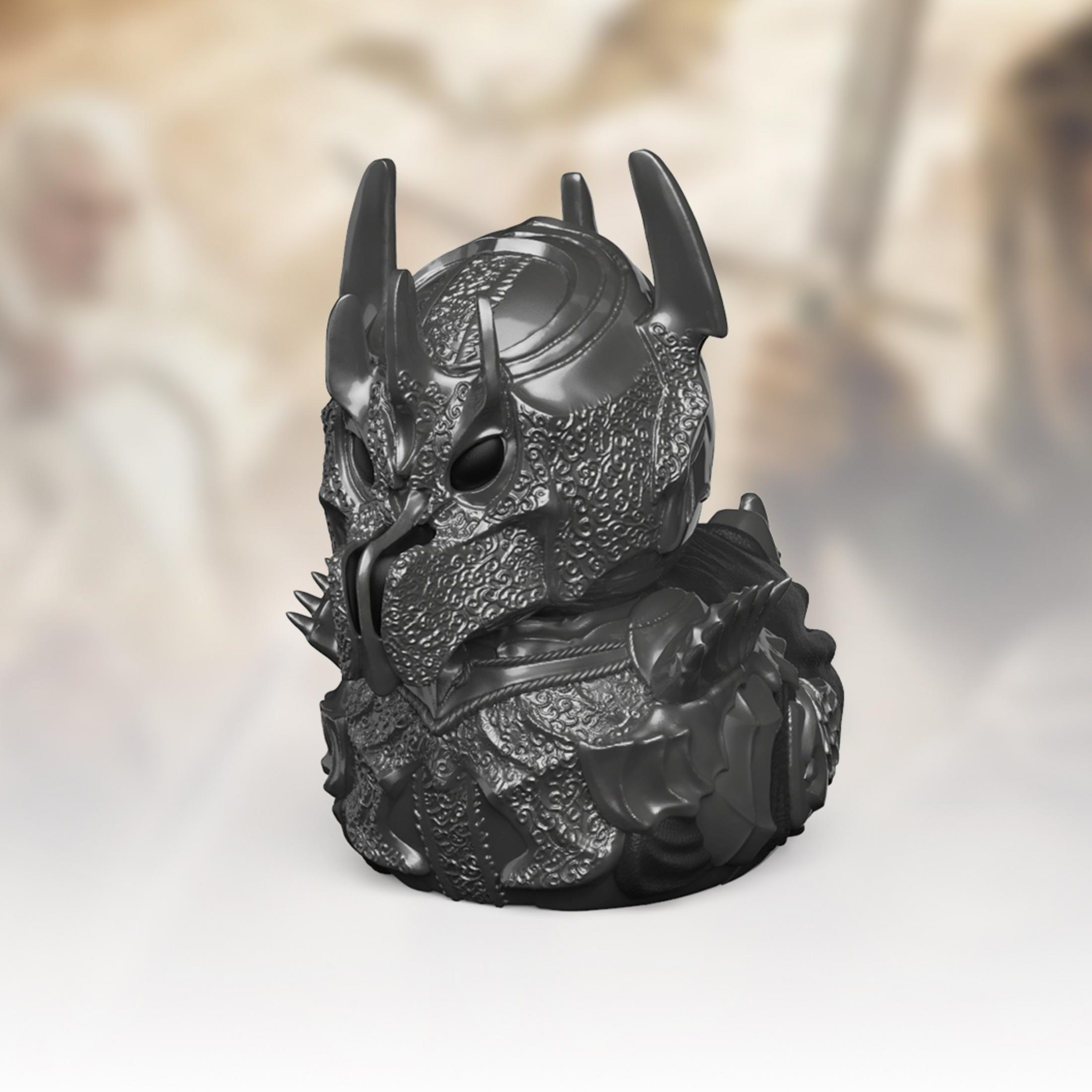 Eine dunkle, metallische Helm-Büste mit Hörnern und detailreichen Mustern.