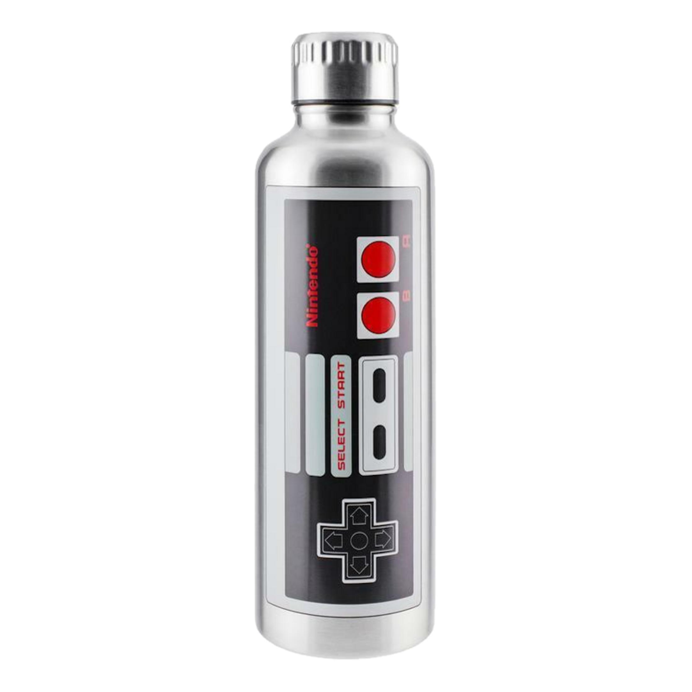 Srebrna butelka na wodę z motywem kontrolera Nintendo i czerwonymi przyciskami.