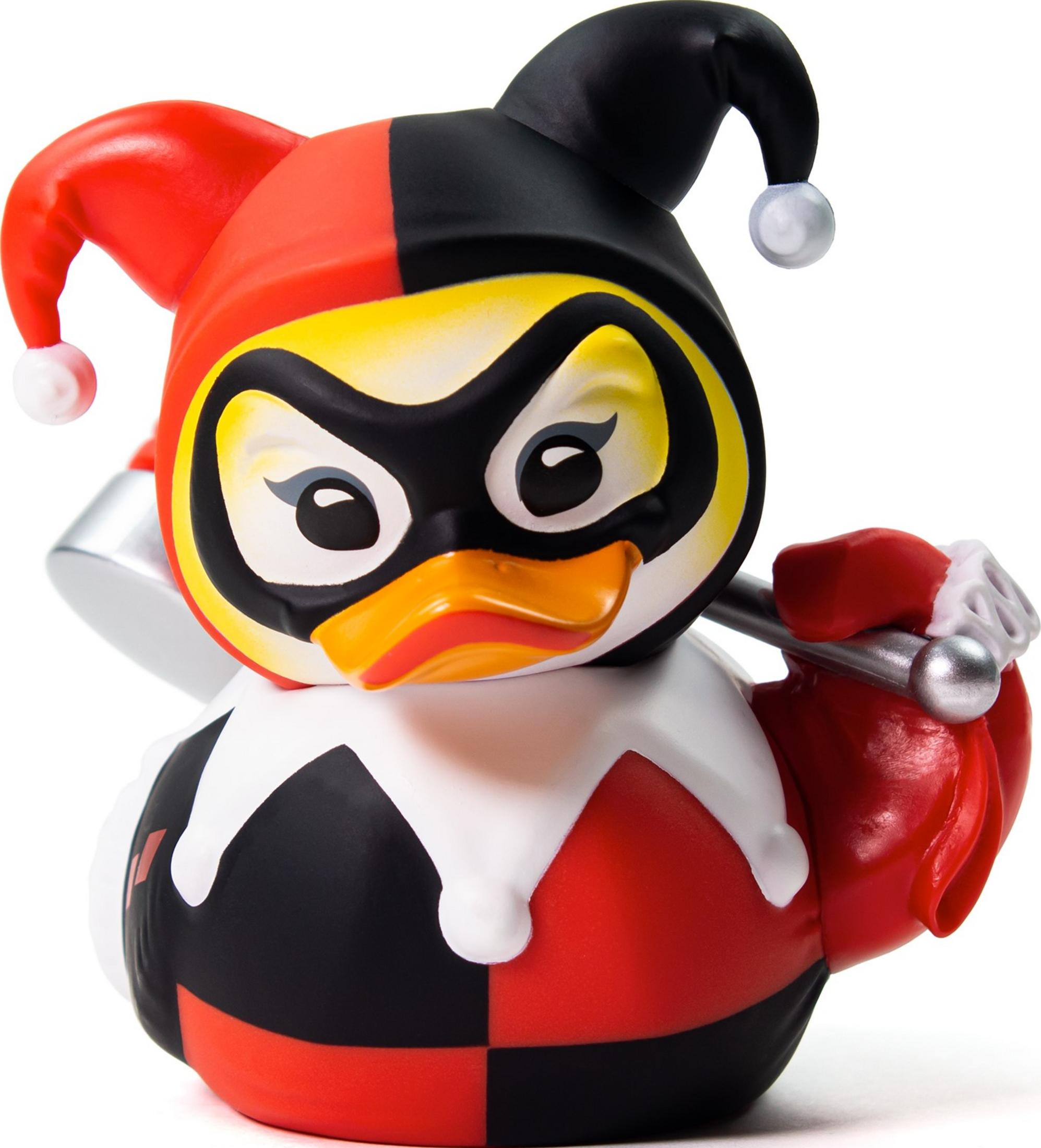 Eine Harlekin-Ente mit Narrenkappe, rot-schwarzem Muster und einem Hammer.