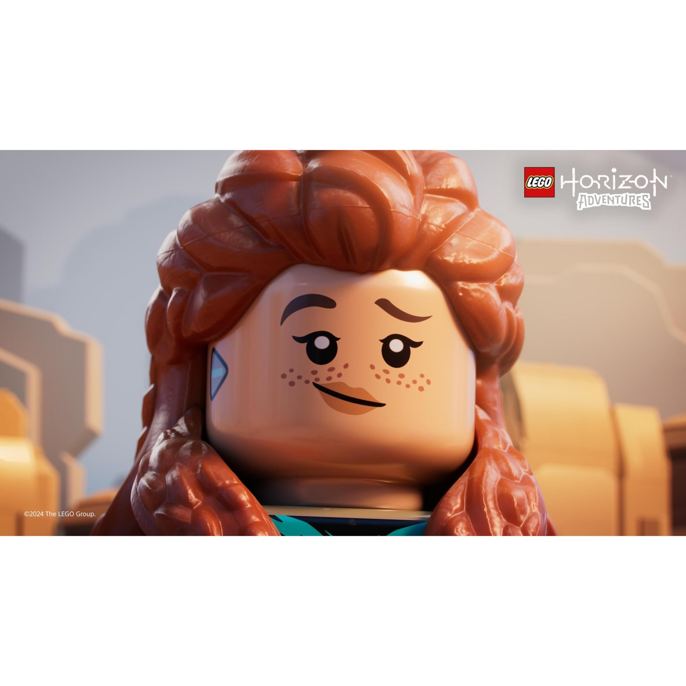 Figura Lego con pelo rojo y pecas, sonriendo ligeramente a la izquierda.