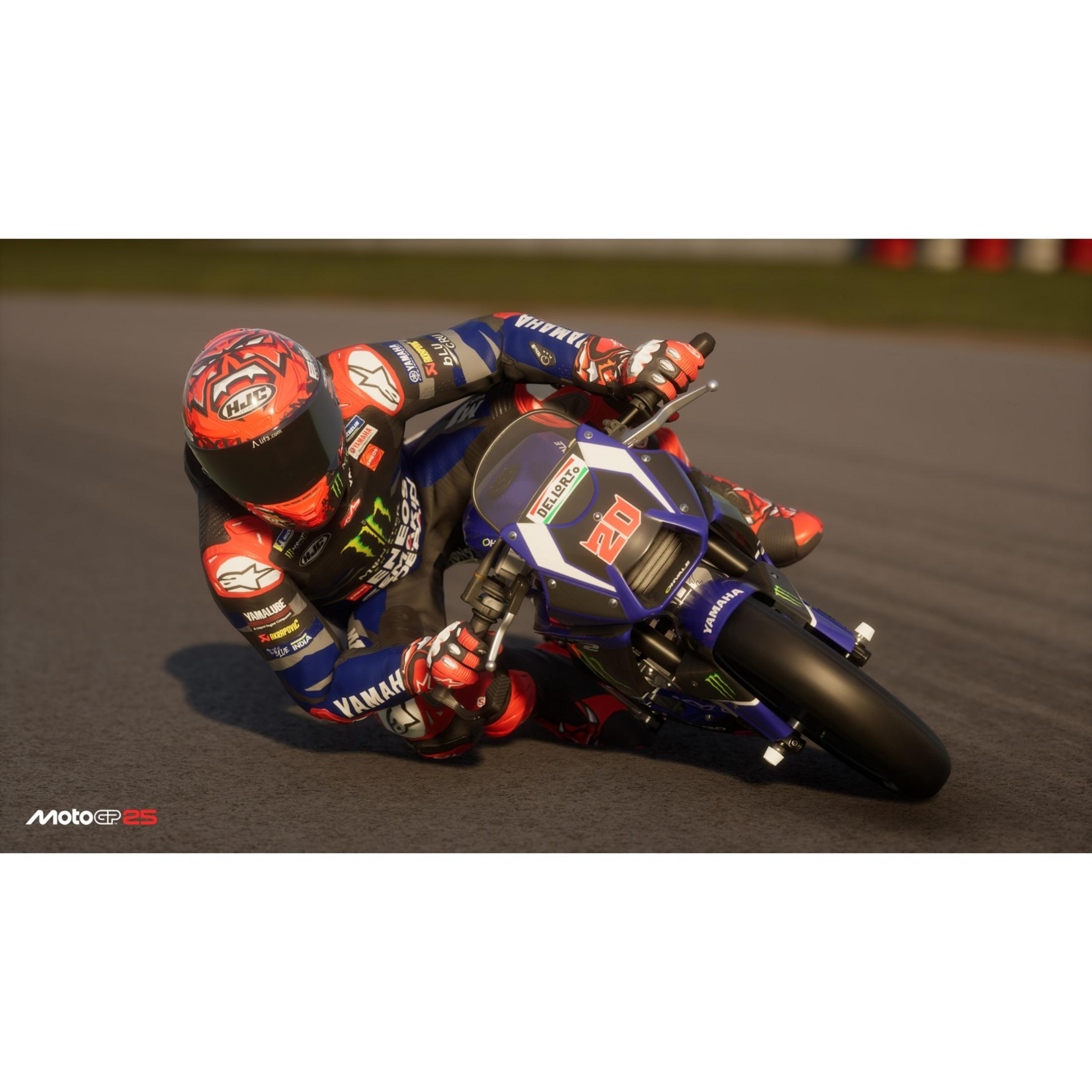 Un pilota di moto in tenuta rossa e blu si piega in una curva sul circuito.