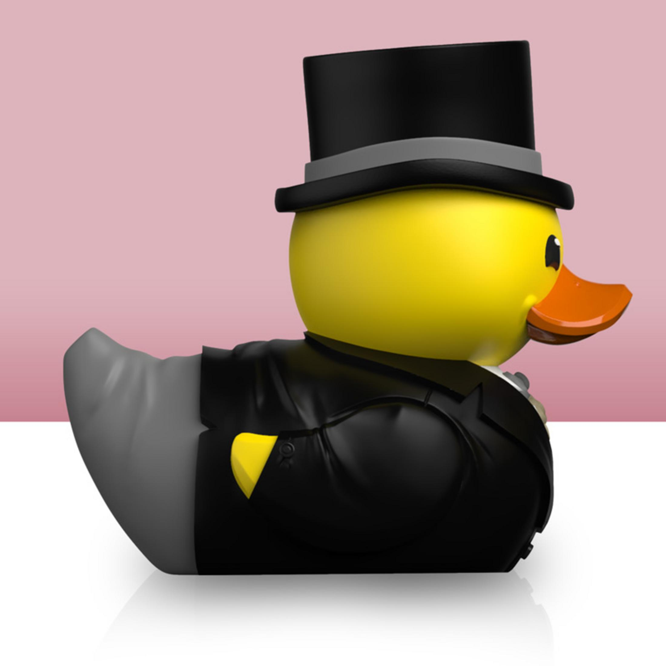 Eine gelbe Gummi-Ente trägt einen schwarzen Zylinder und einen schwarzen Anzug.