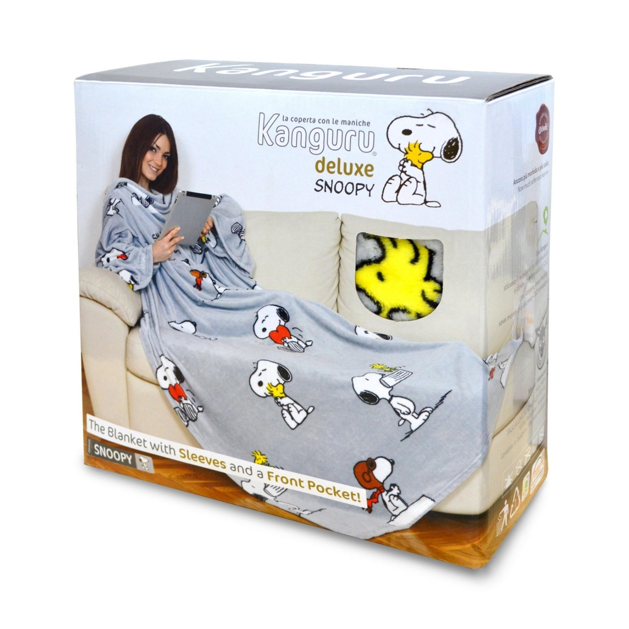 Coperta grigia con stampa Snoopy, con maniche e tasca, su un divano.