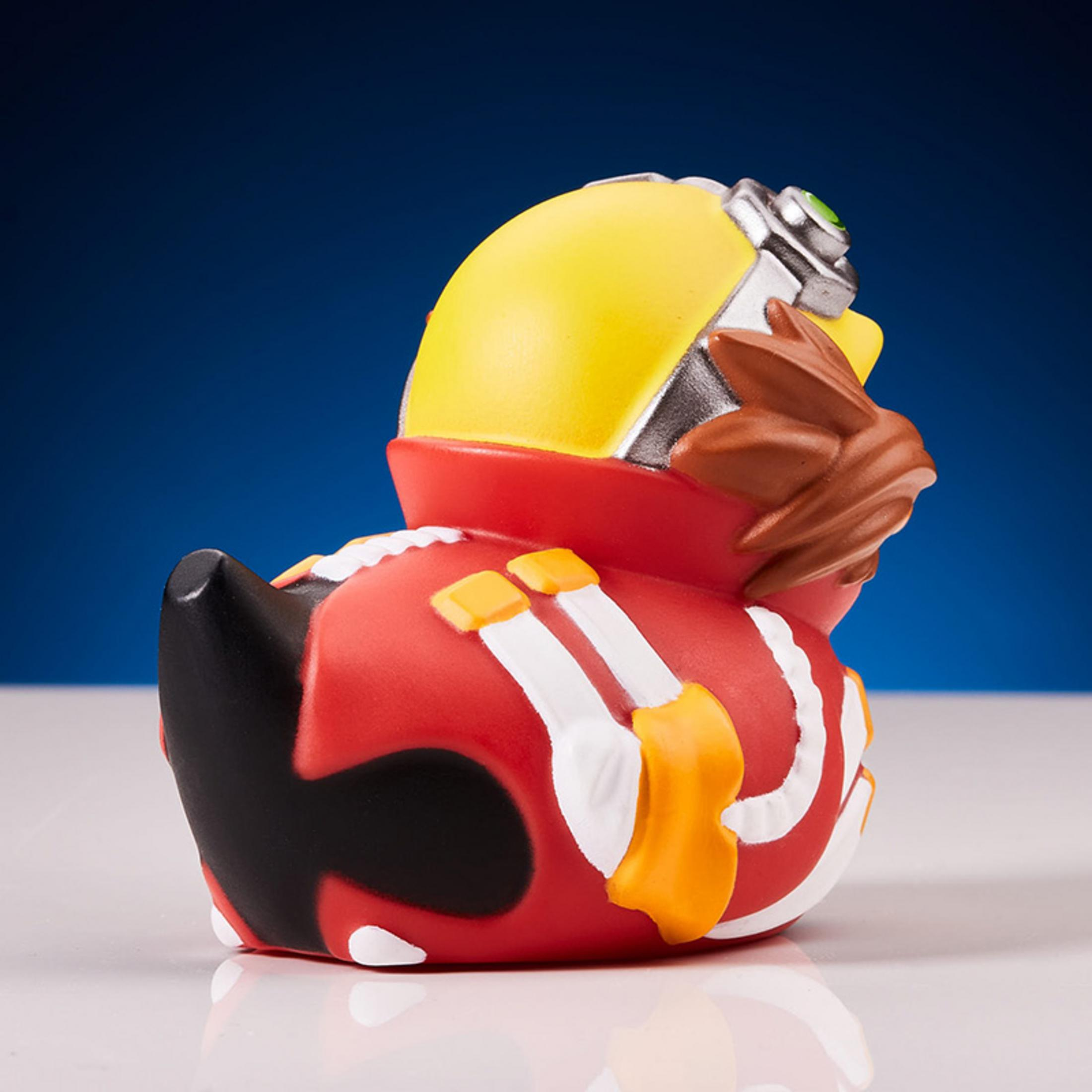 Eine rote Gummiente mit gelbem Helm und braunem Haar, im Dr. Eggman-Stil.