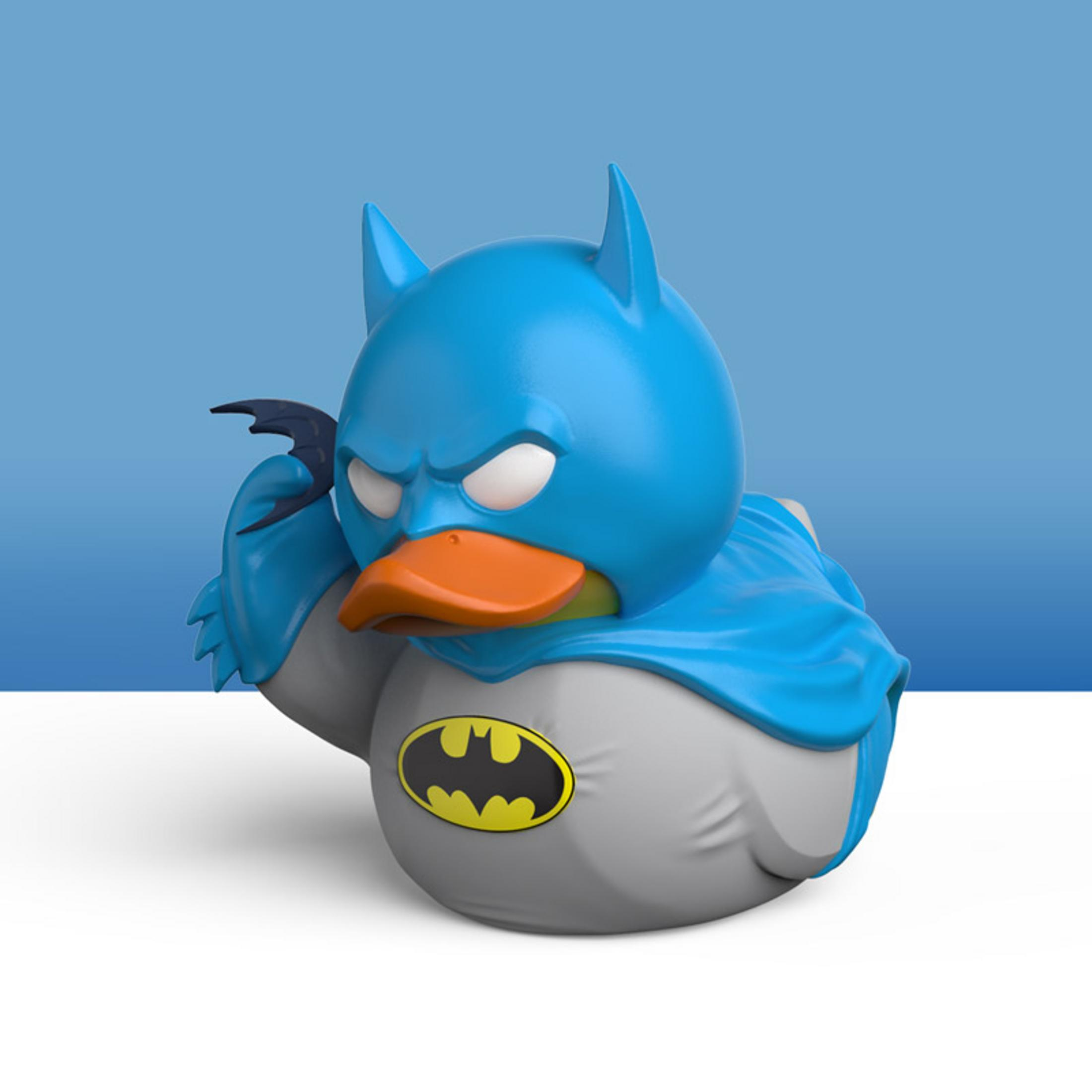 Eine Batman-Gummiente mit blauem Umhang und gelbem Batman-Symbol.