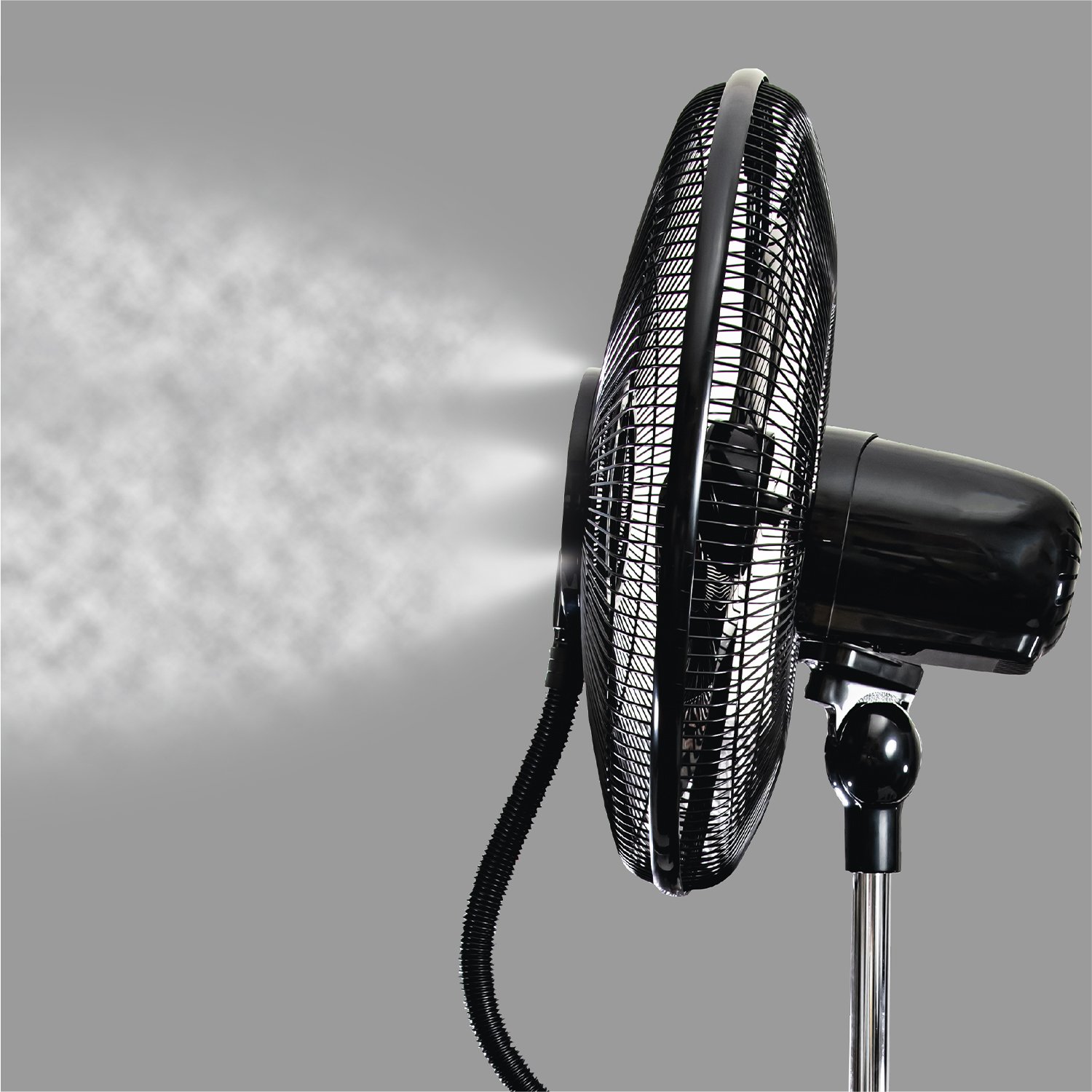 Ein schwarzer Ventilator sprüht feinen Nebel auf grauem Hintergrund.