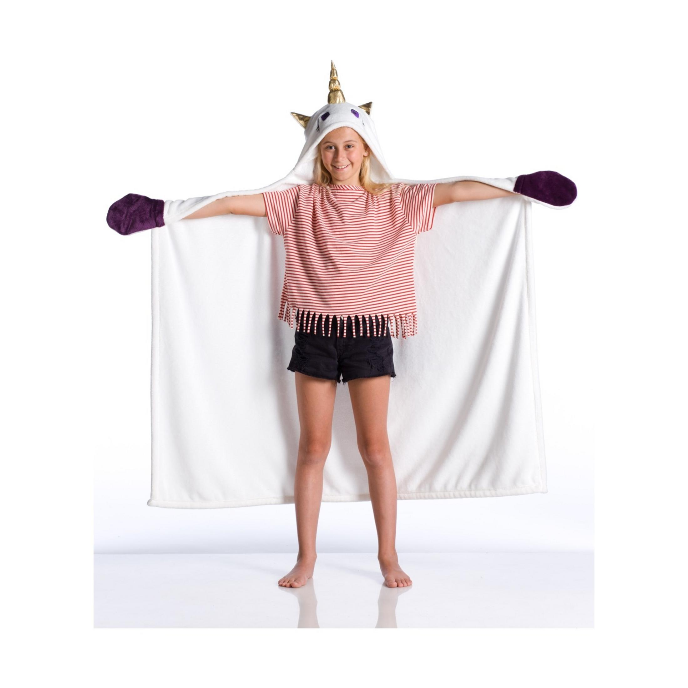 Una ragazza in una coperta con cappuccio da unicorno, maglietta a righe rosse e pantaloncini neri.
