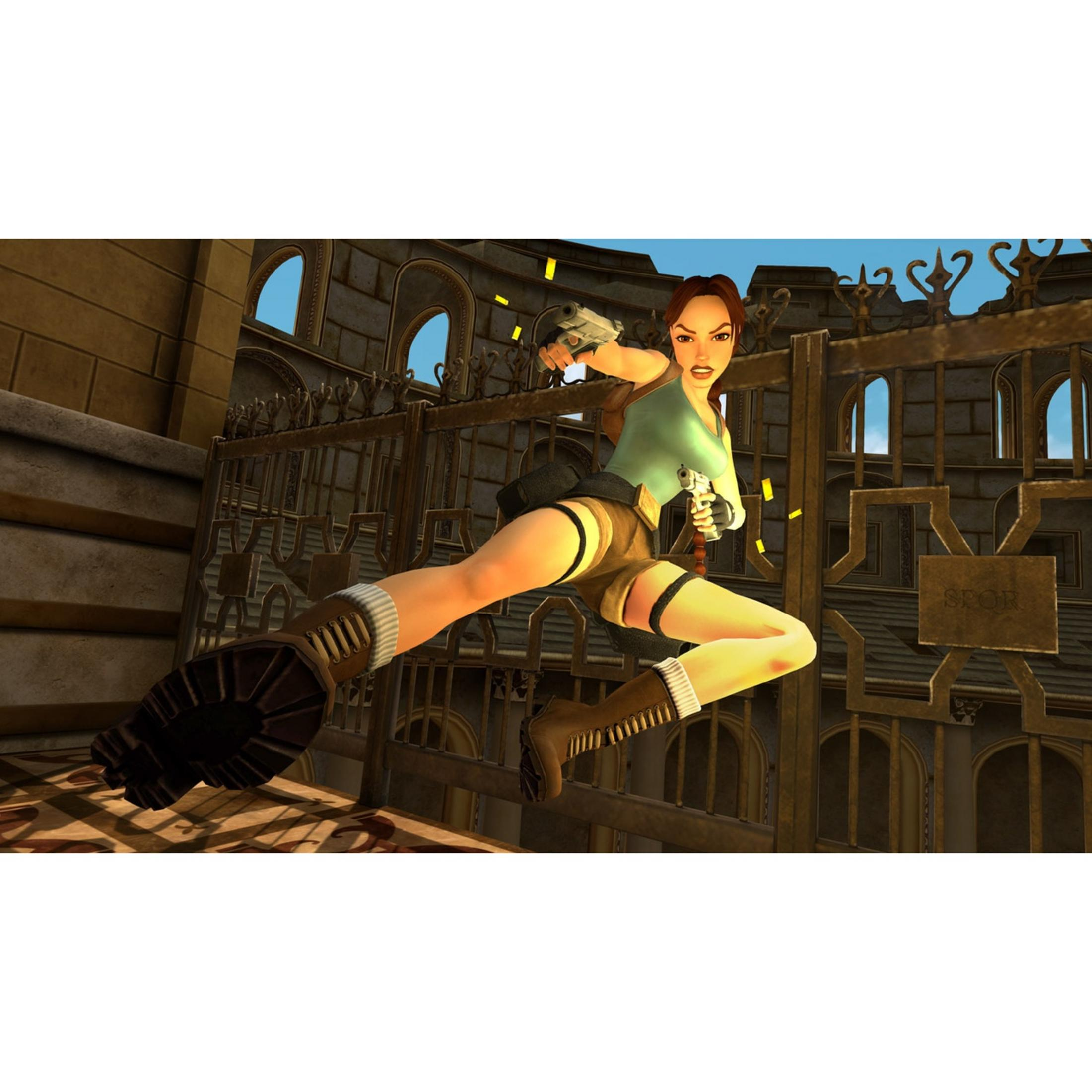 Lara Croft skacze z dwoma pistoletami przed bramą w budynku.