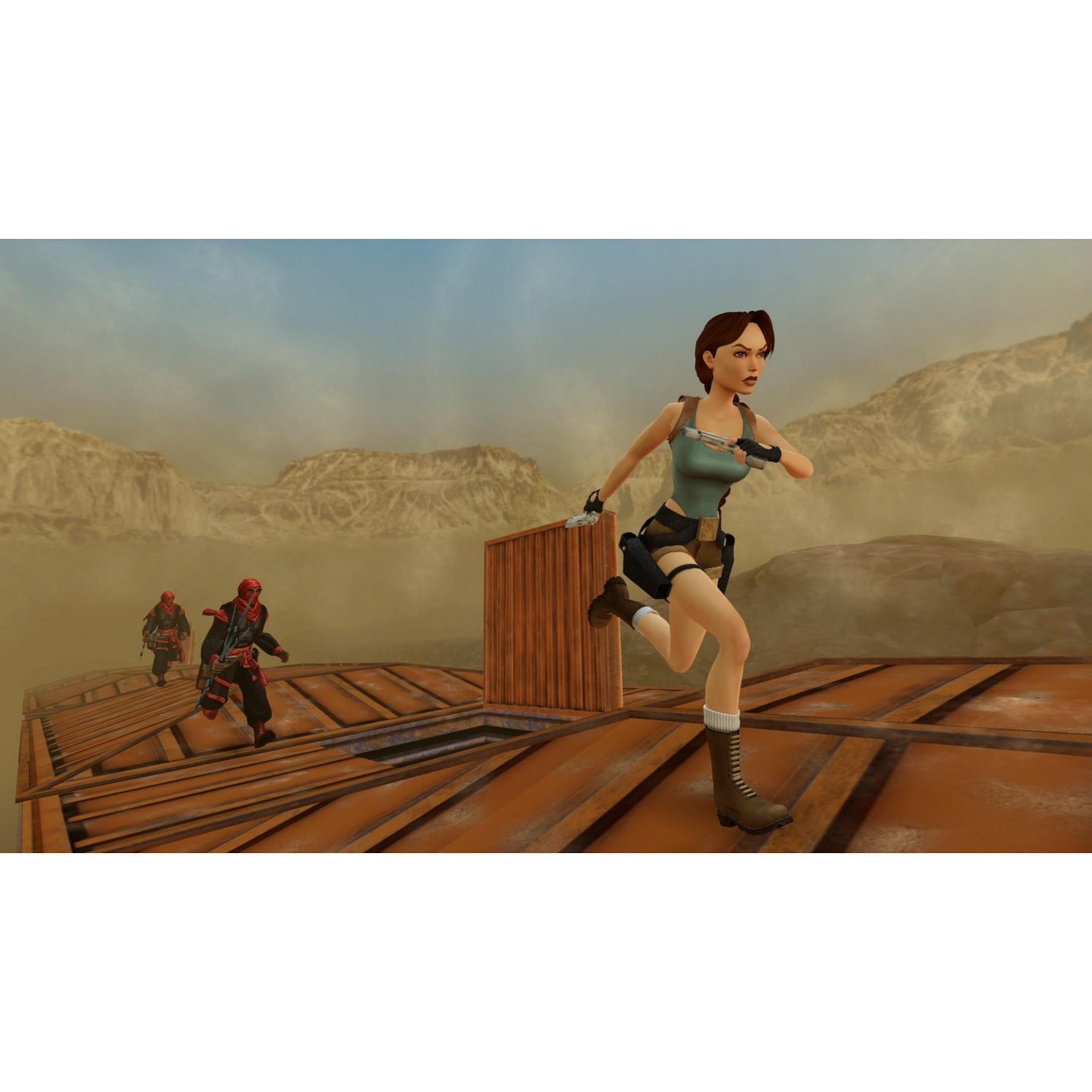 Lara Croft biegnie po drewnianej platformie z dwoma wrogami za nią na pustynnym pustkowiu.