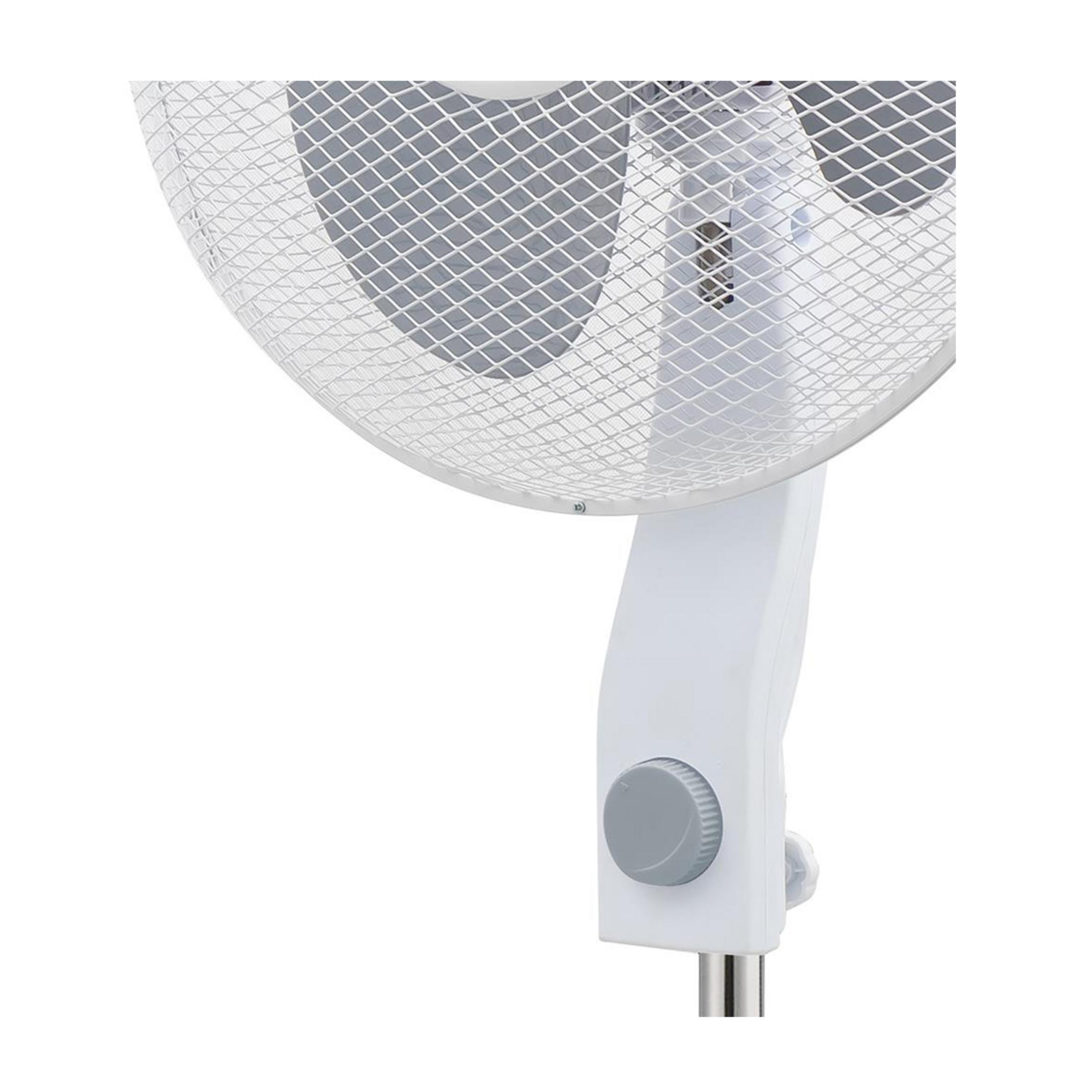 Ventilador de pie blanco con rejilla y perilla gris sobre fondo blanco.