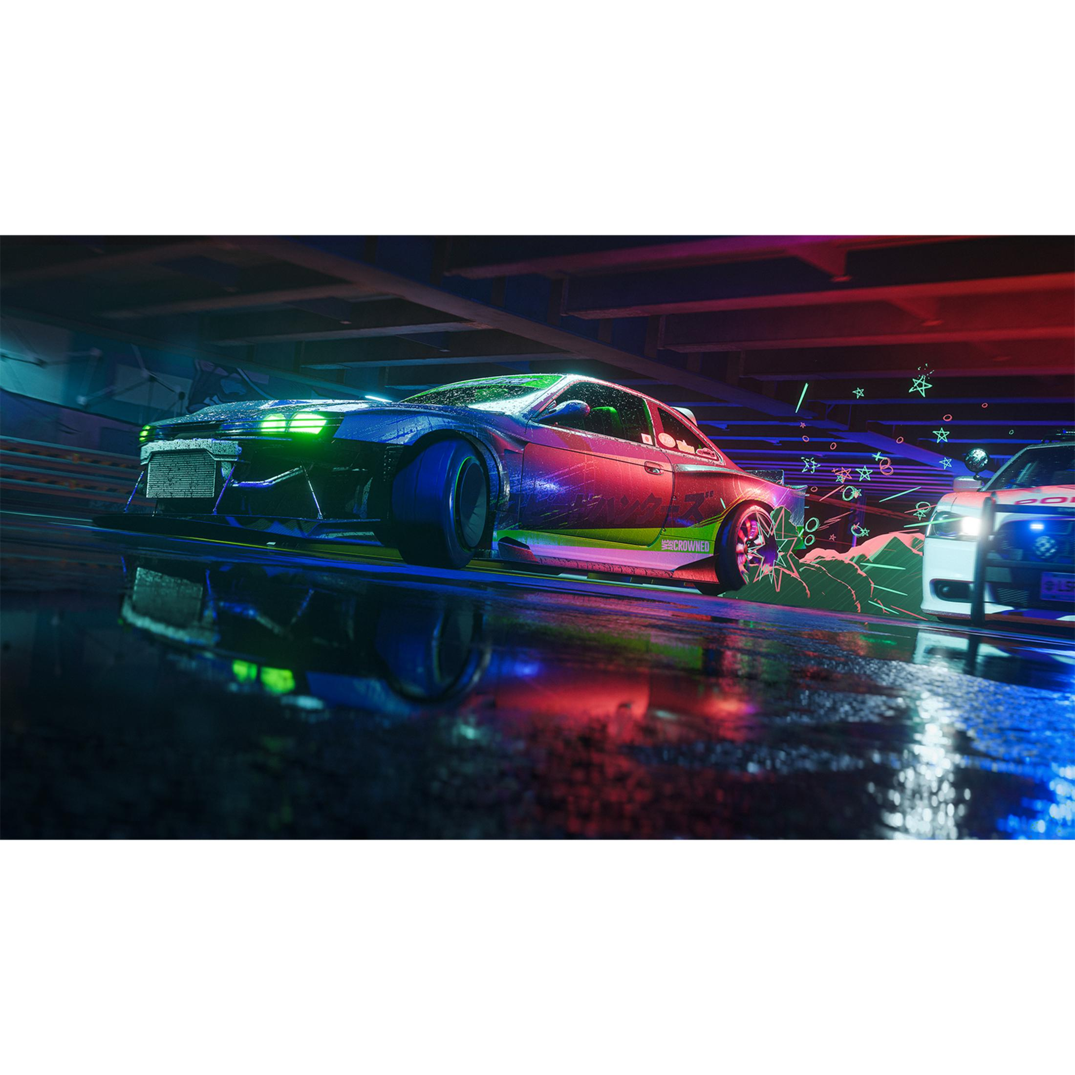 Un'auto sportiva elaborata guida su strada bagnata, illuminata da luci al neon.