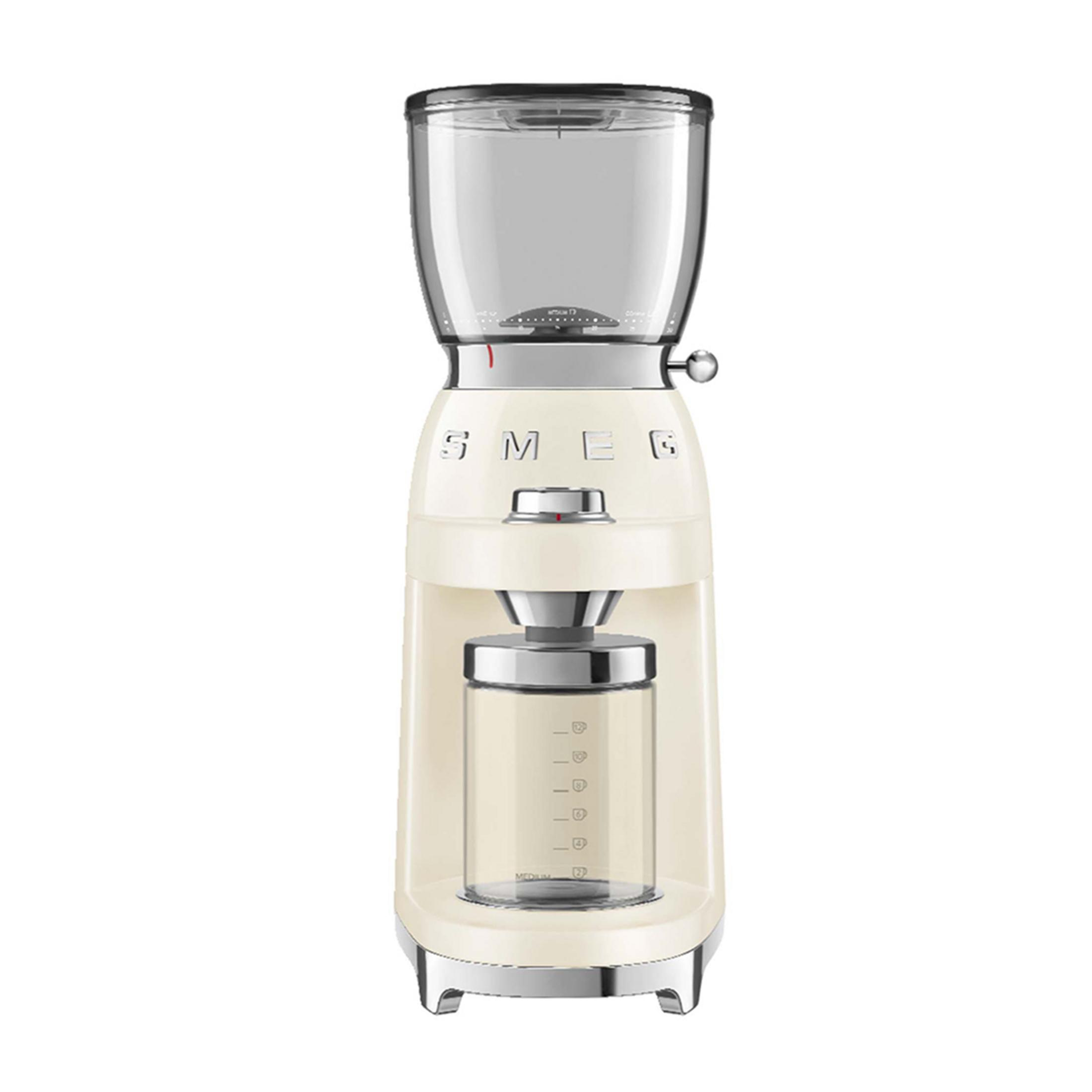 Un molinillo de café SMEG color crema con tolva transparente arriba y contenedor de vidrio abajo.