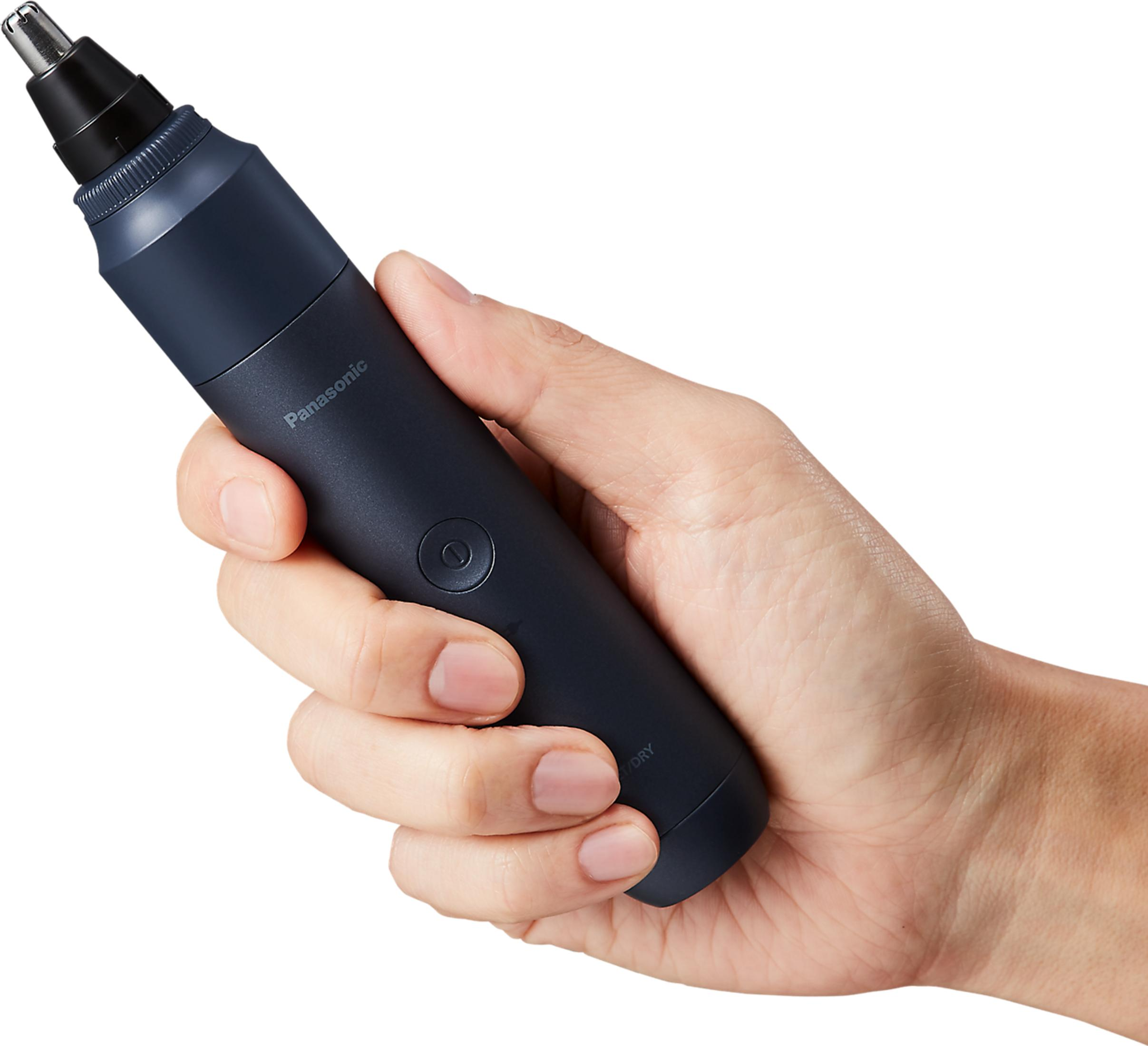 Una mano tiene un taglia-naso Panasonic scuro con punta argentata.
