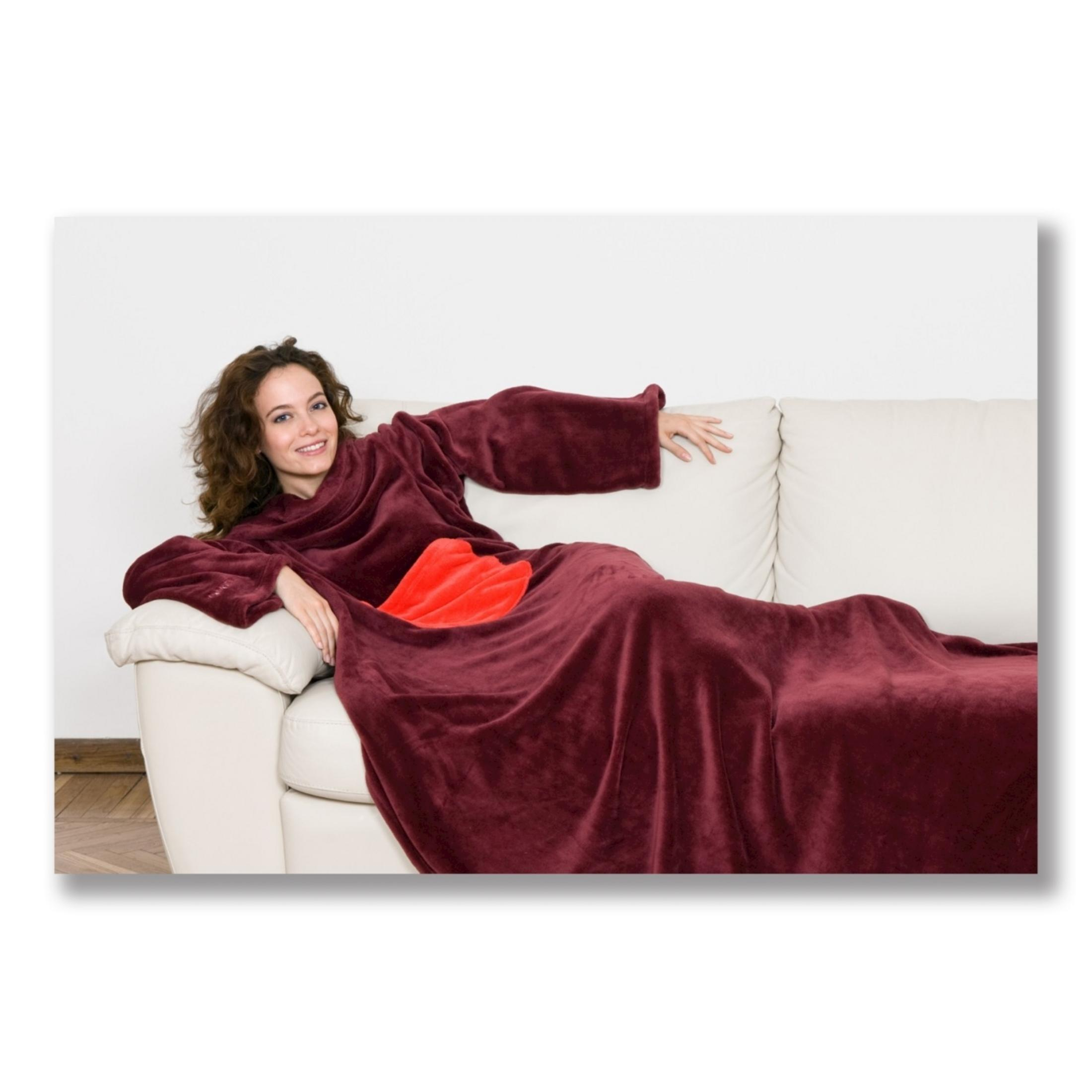 Donna sdraiata su divano con vestaglia bordeaux, maniche e cuscino rosso.