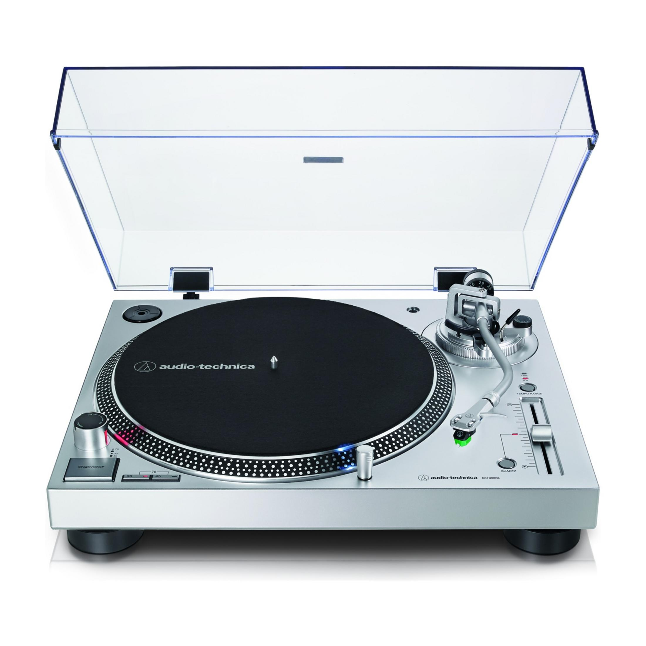 Srebrny gramofon z czarną matą i przezroczystą pokrywą.