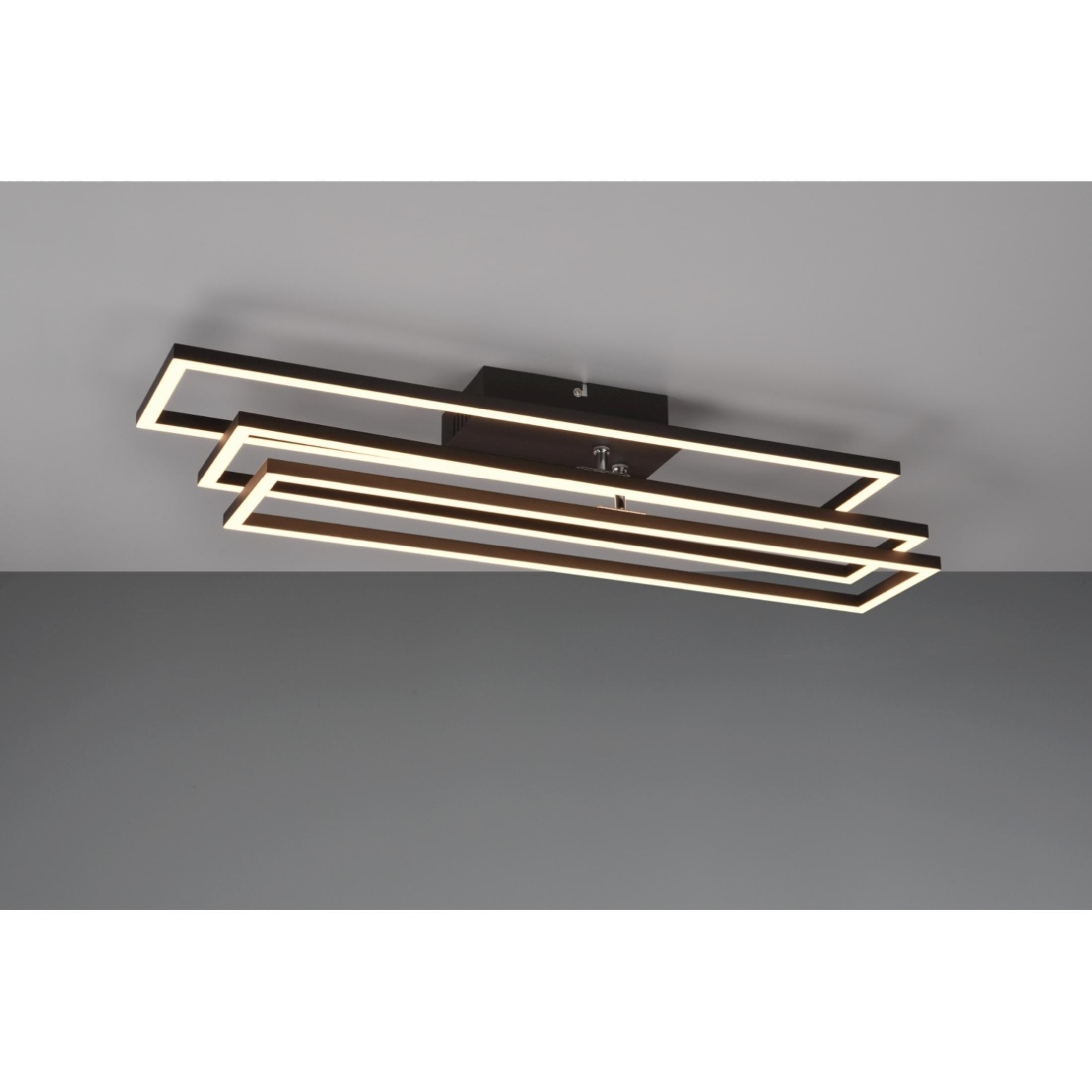 Una lampada da soffitto moderna con tre cornici rettangolari e luci integrate.