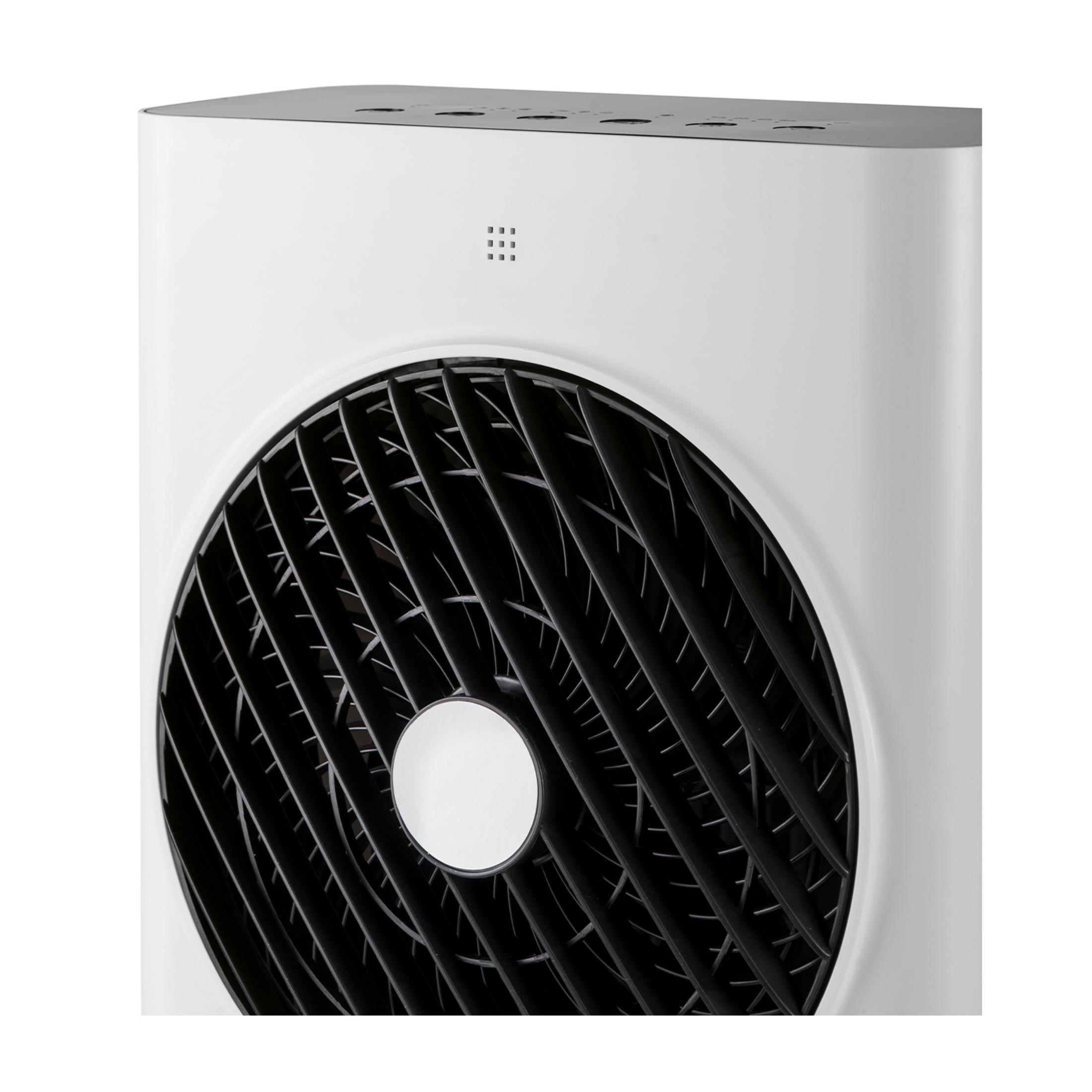 Ventilador blanco con rejilla negra y detalles plateados en la parte superior.