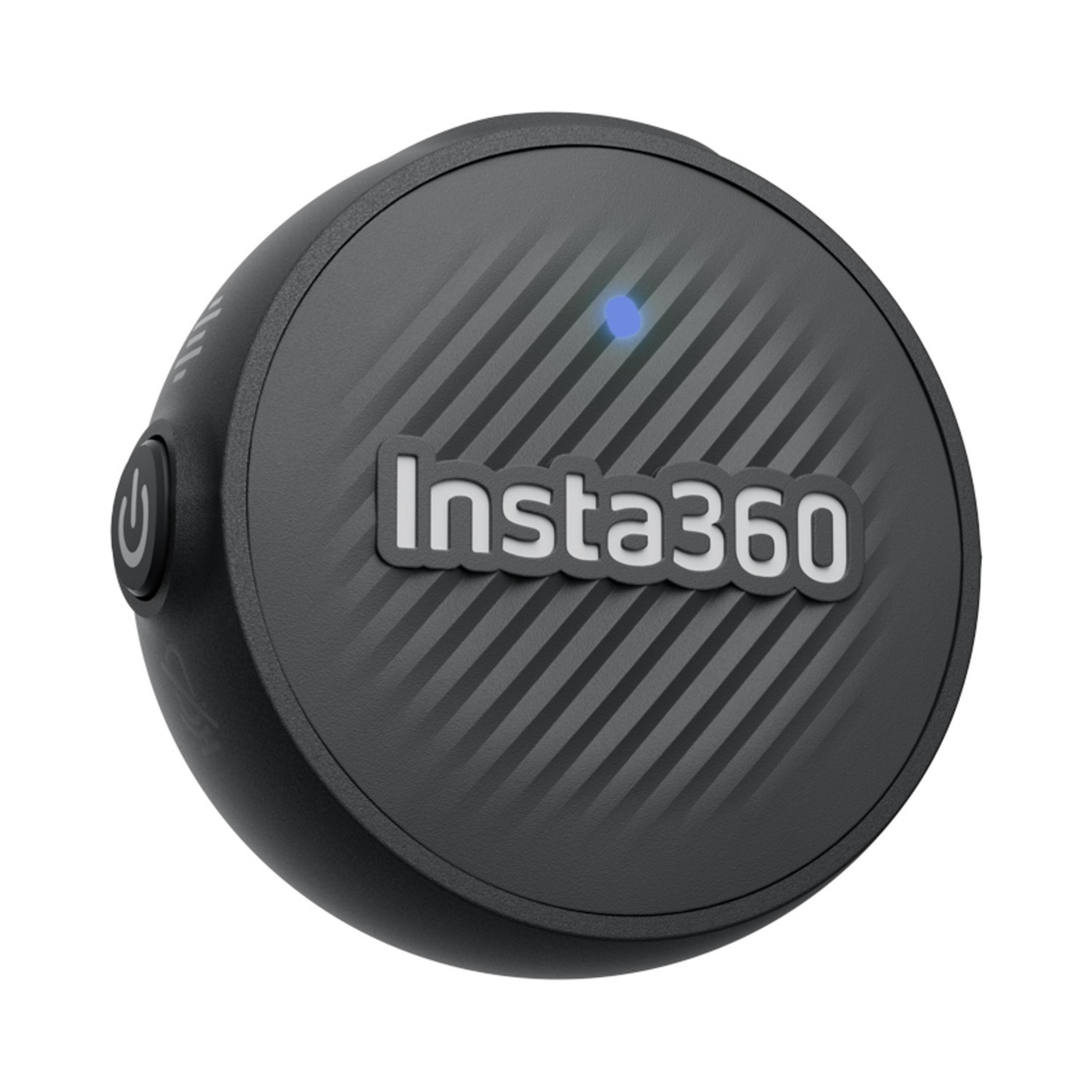 Cubo nero Insta360 con pulsante di accensione e luce blu.