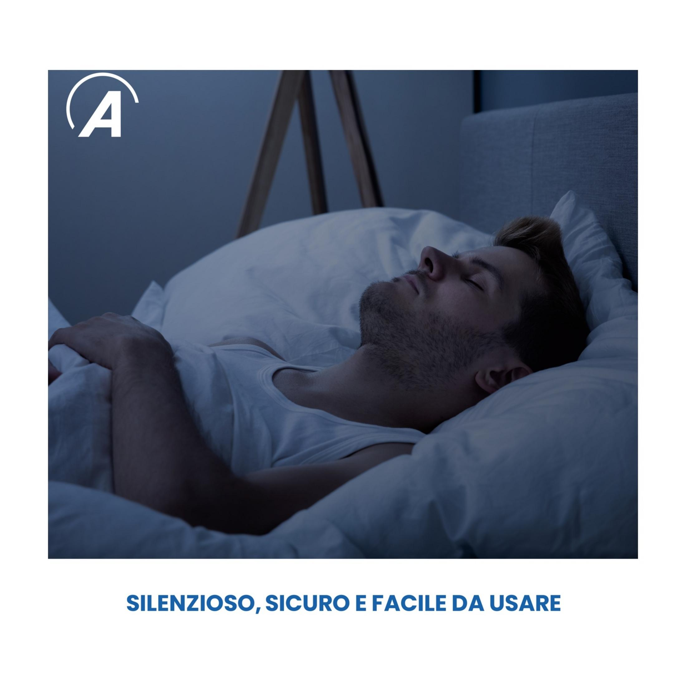 Mężczyzna śpi w łóżku, biała pościel, ciemny pokój, logo w lewym górnym rogu.