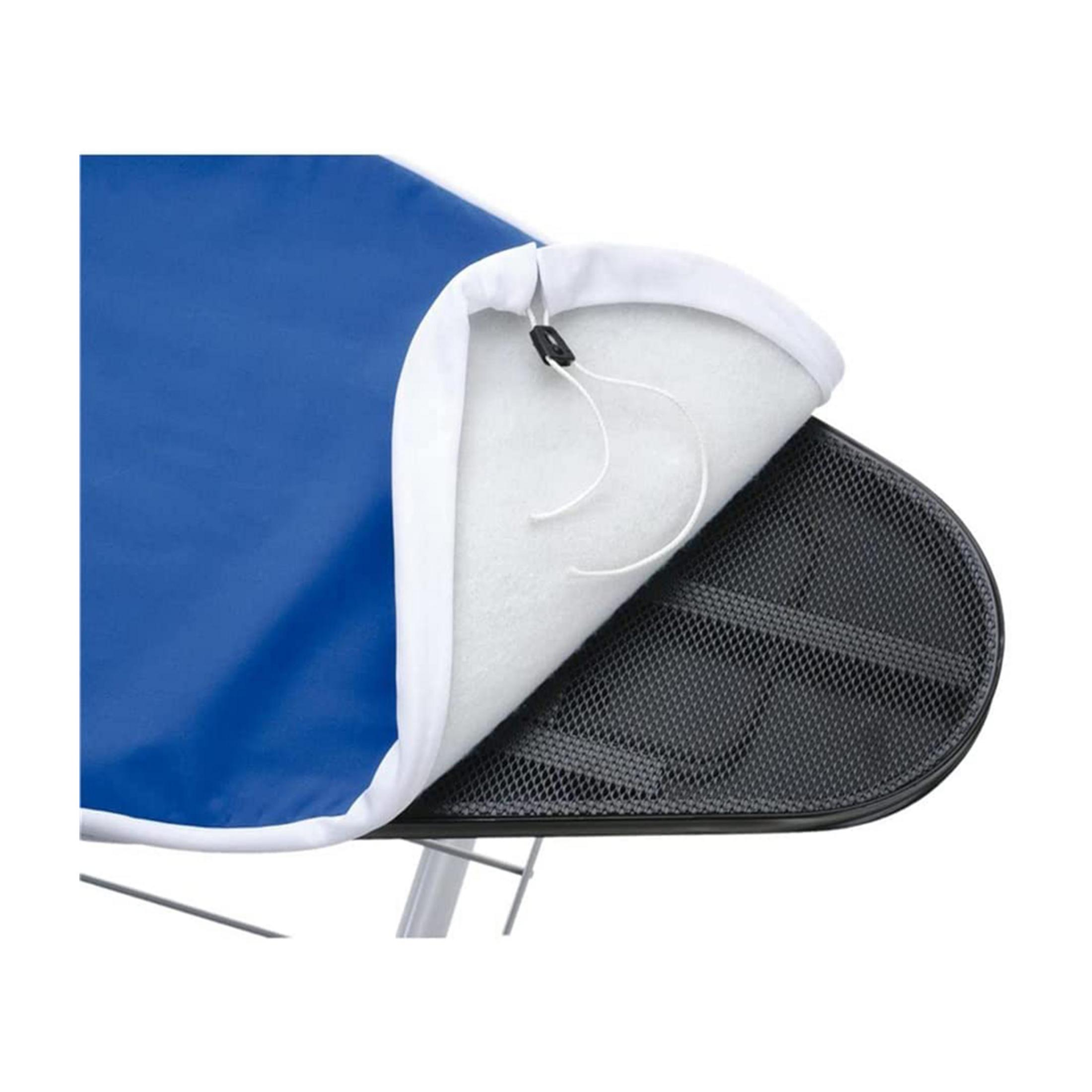 Tessuto blu con bordo bianco che copre una superficie a rete nera.