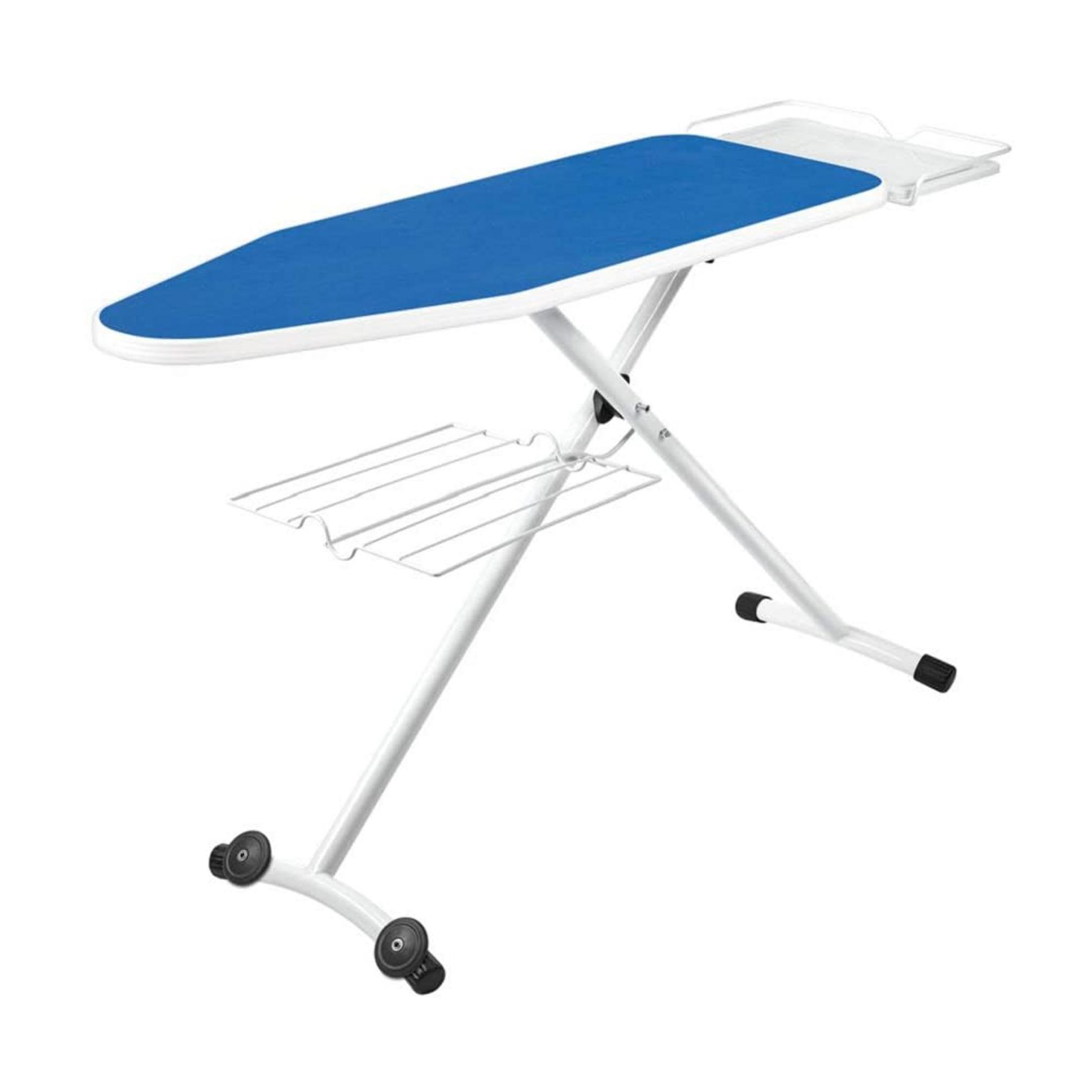 Un asse da stiro bianco con copertina blu e ripiano in filo.
