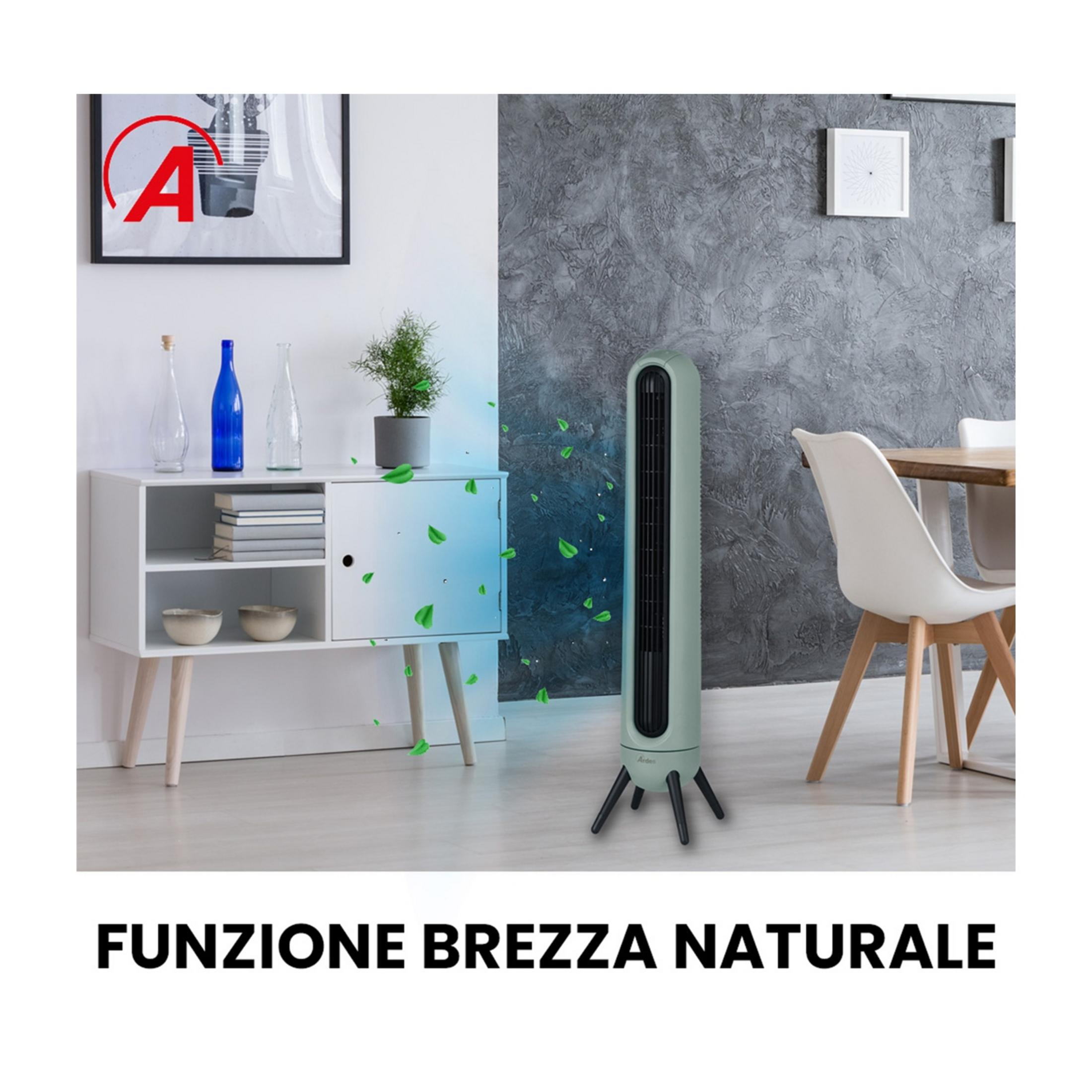 Smukły wentylator stoi obok komody z książkami i wazonami. Unoszą się zielone liście.