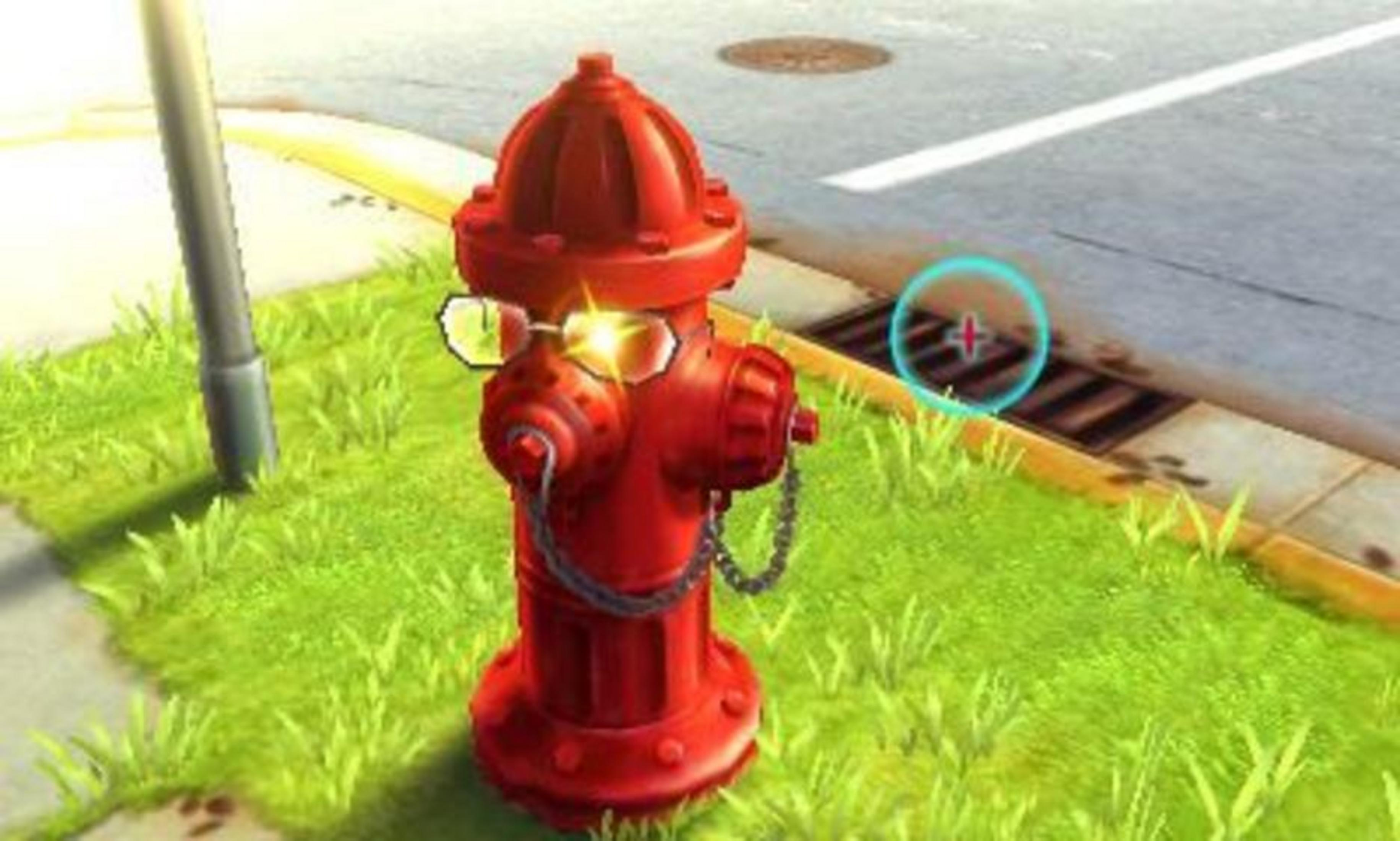 Rote Feuerhydrant mit Brille auf grünem Gras neben einer Straße.
