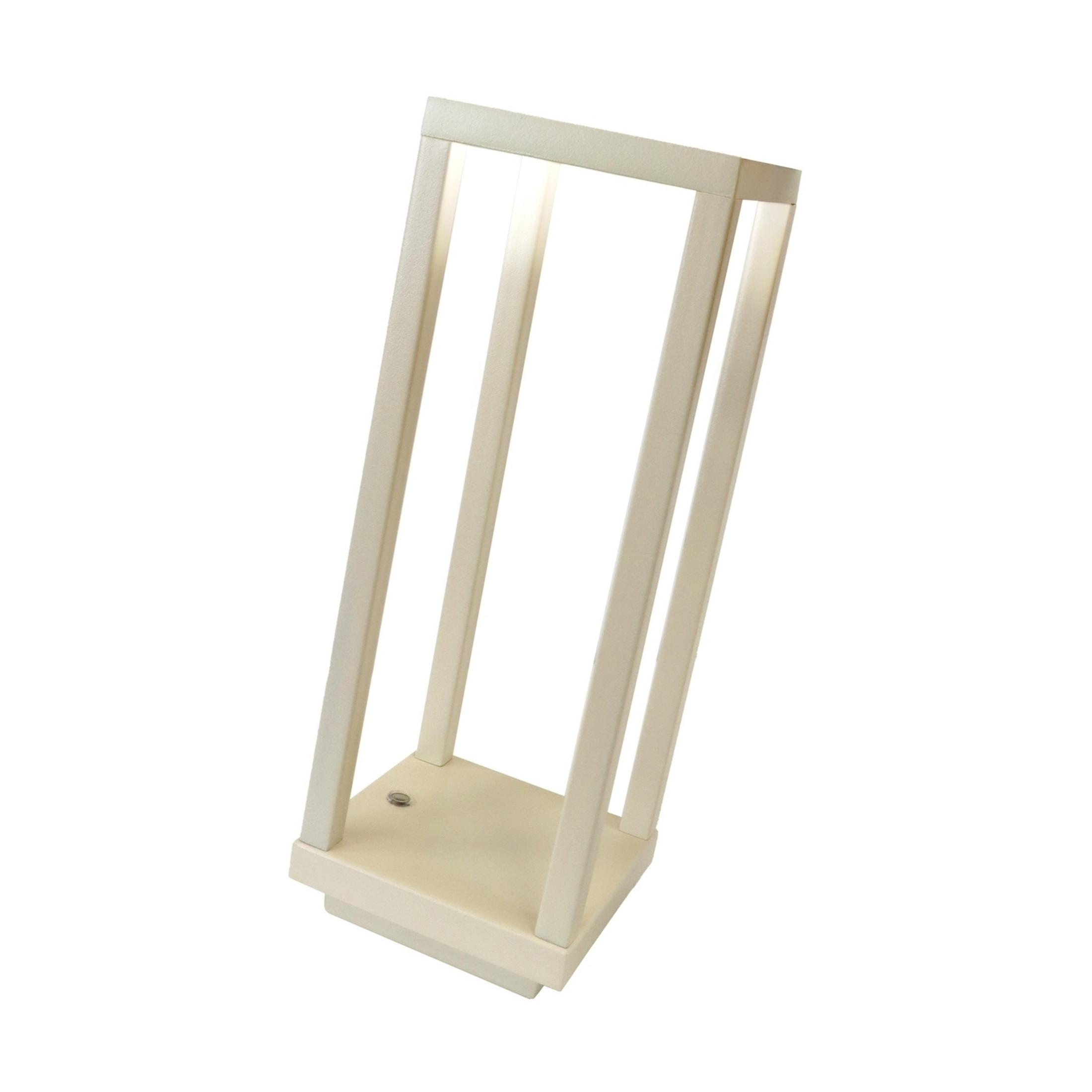 Prosta, kremowa oprawa oświetleniowa z prostokątną podstawą i czterema pionowymi wspornikami.