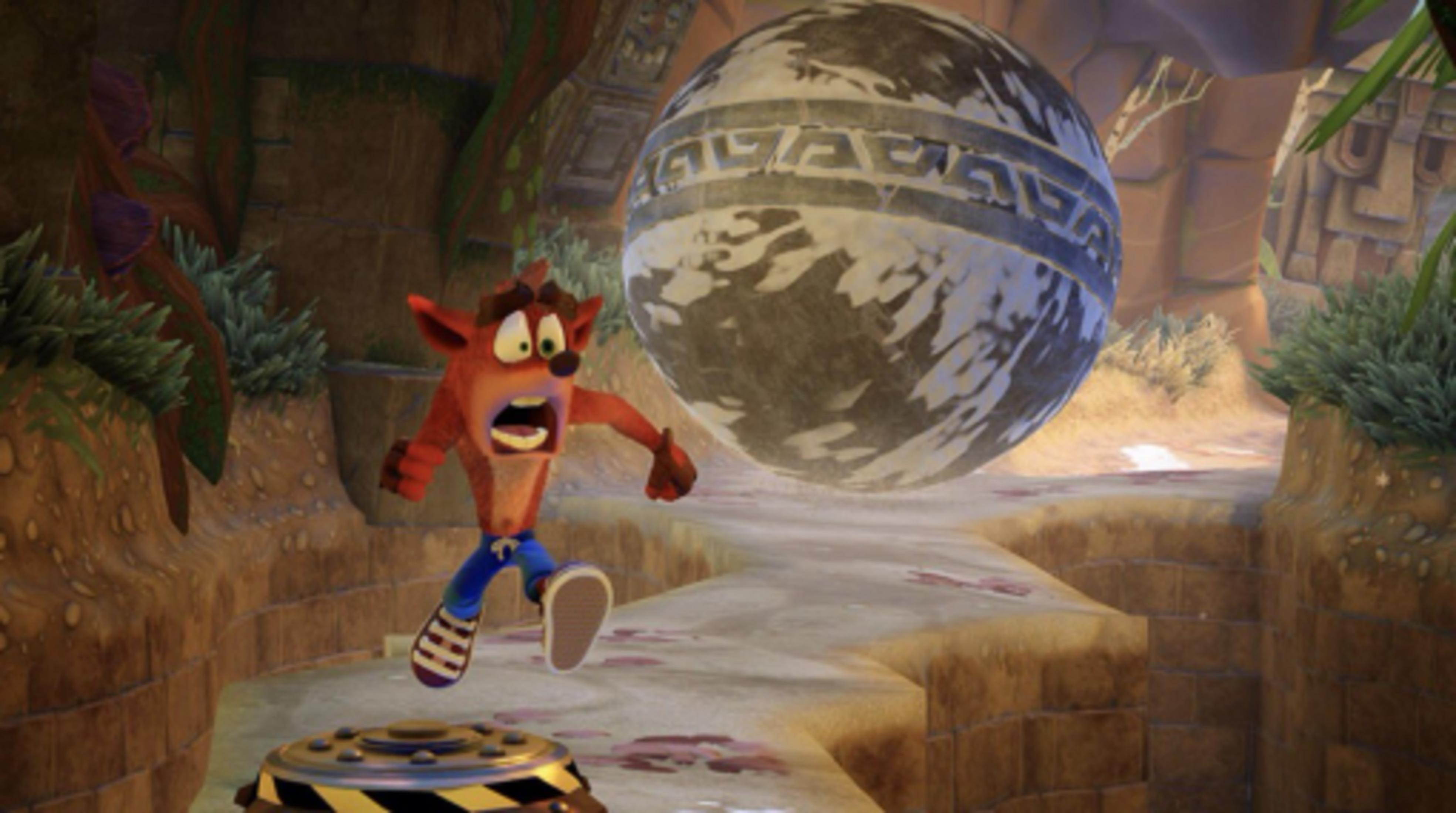 Crash Bandicoot fugge da un masso gigante decorato con un motivo.
