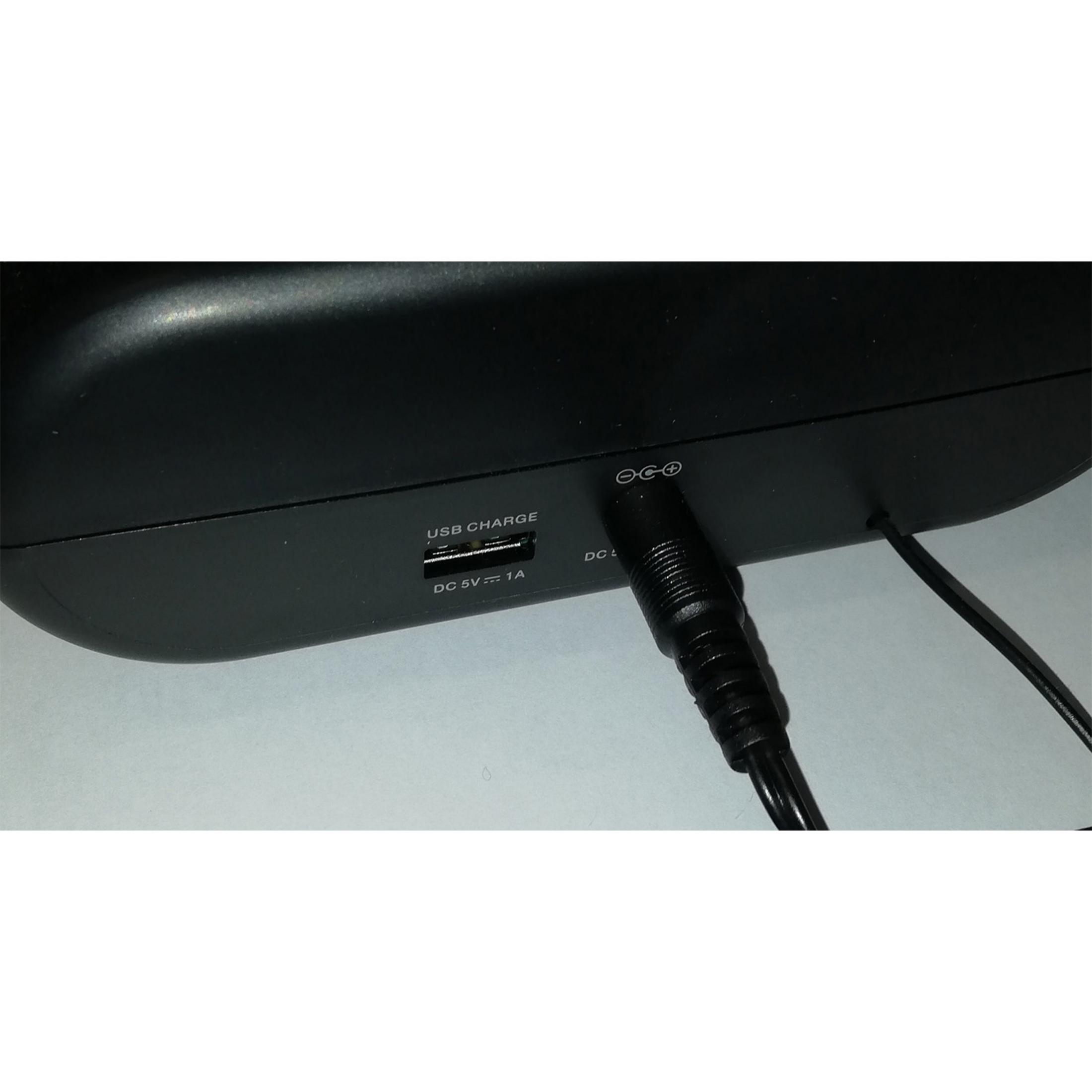 Ein schwarzer Stecker ist in eine Buchse auf einem schwarzen Gerät gesteckt.