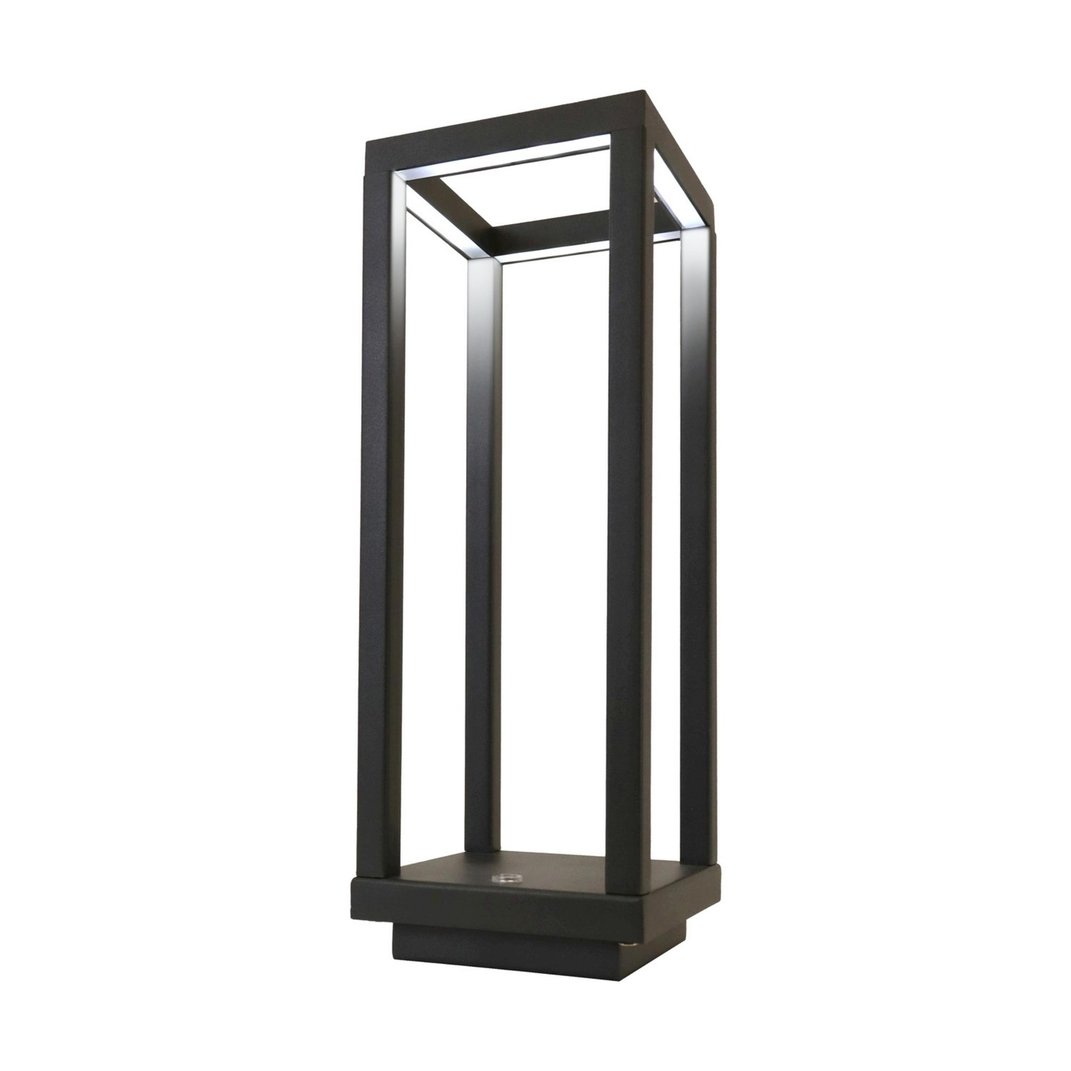 Czarna, nowoczesna latarnia zewnętrzna z prostokątną podstawą i czterema filarami.