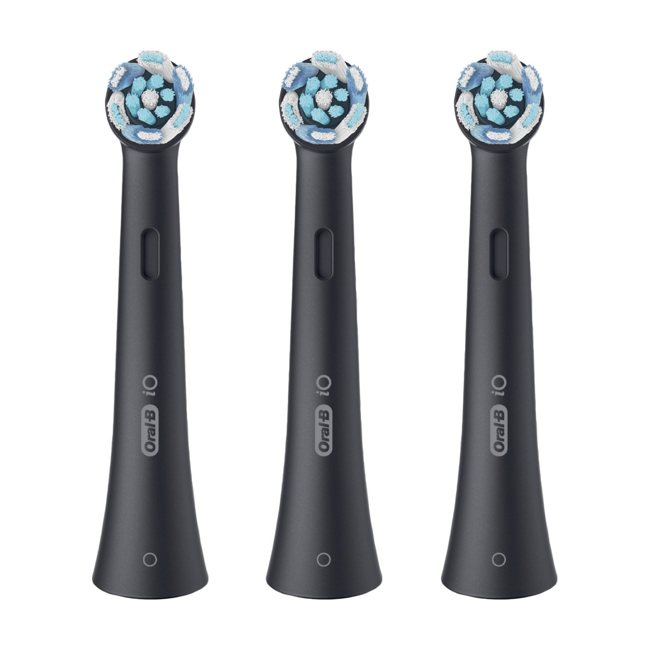 Trzy czarne główki szczoteczki do zębów z niebiesko-białym włosiem obok siebie.