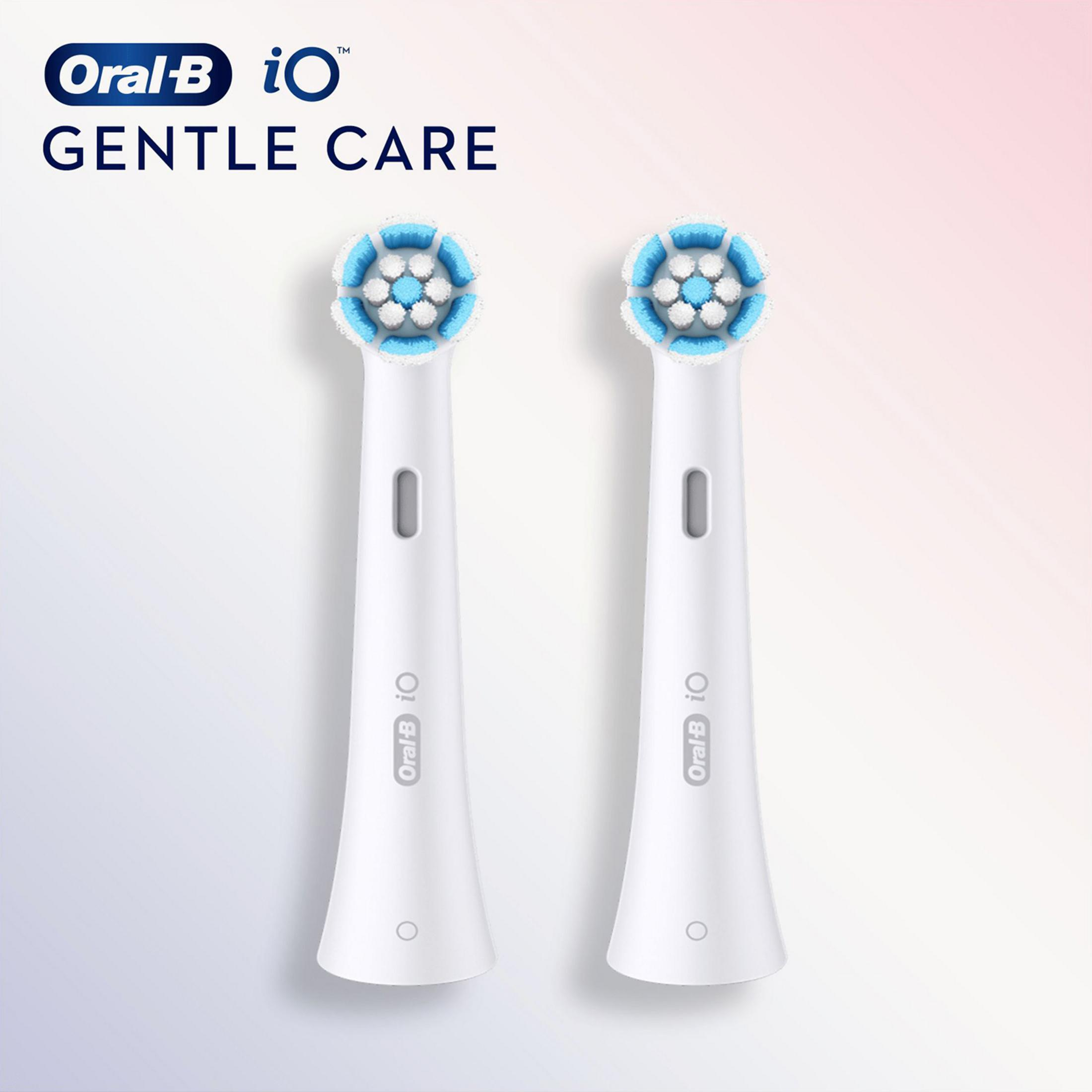 Zwei weiße Oral-B iO Zahnbürstenköpfe mit blauen und weißen Borsten.