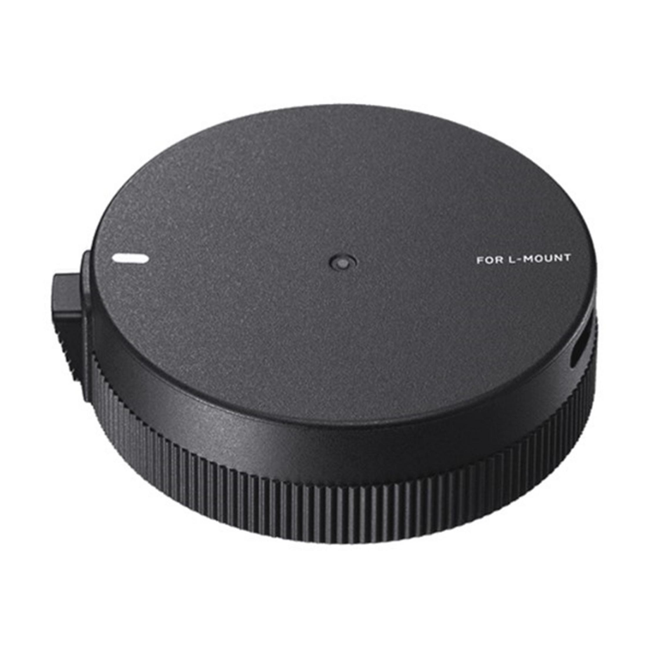 Adattatore L-Mount nero con bordo zigrinato e segno.
