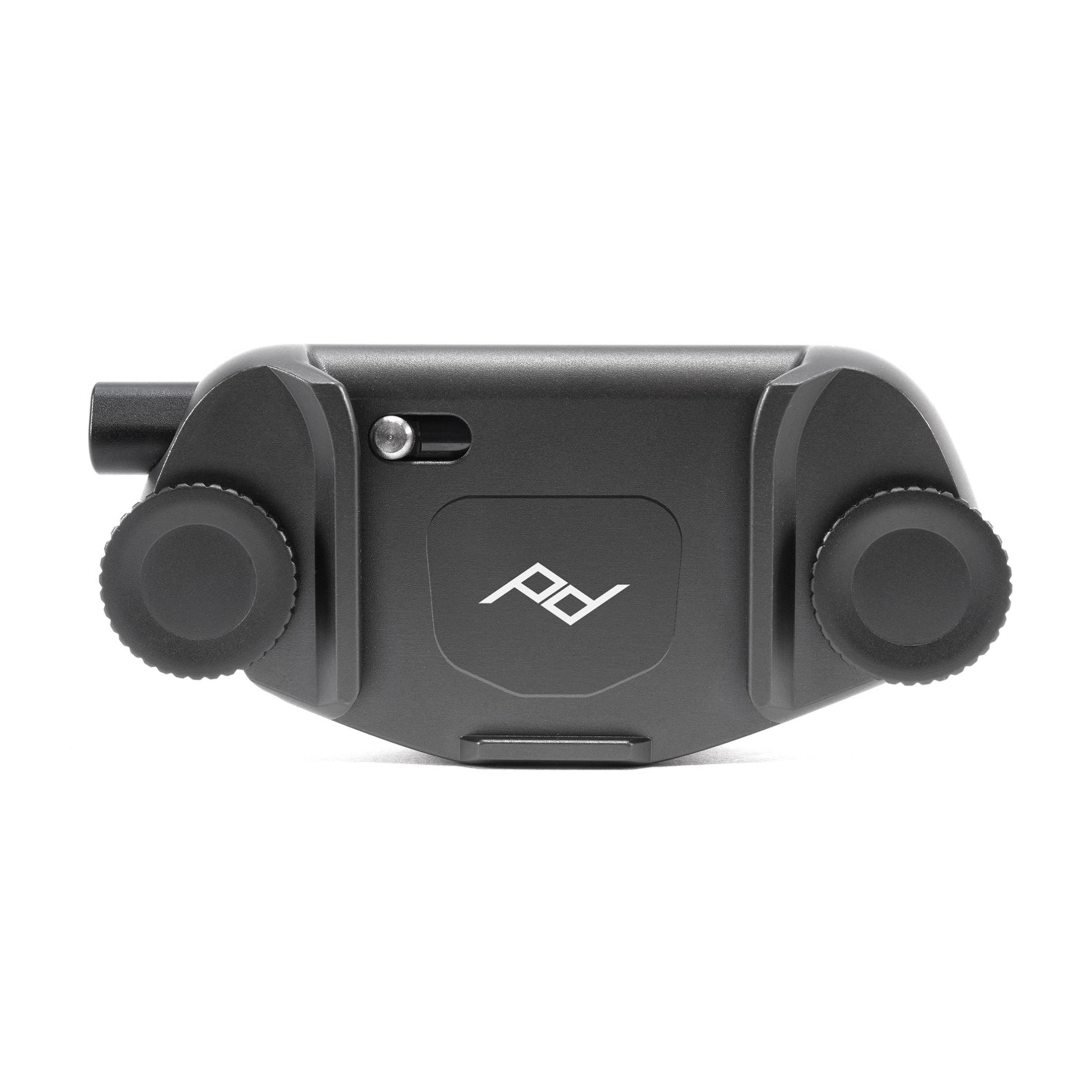 Un adattatore di montaggio per fotocamera grigio con due viti zigrinate e un logo.