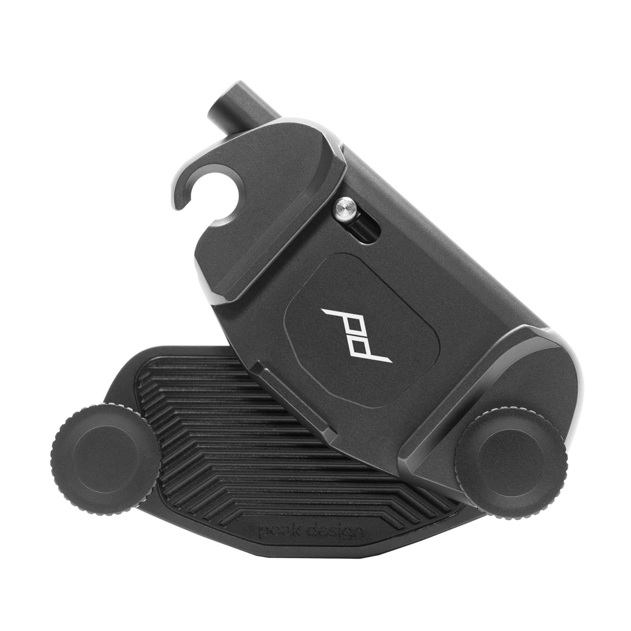 Una clip per fotocamera Peak Design nera con manopole zigrinate su sfondo bianco.